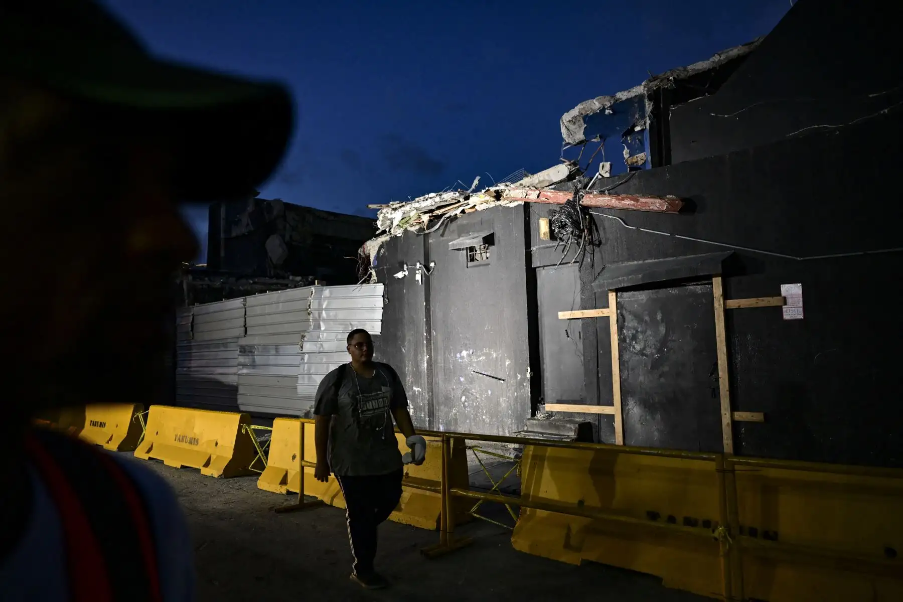 Un hombre pasa frente a la discoteca Jet Set en Santo Domingo. AFP