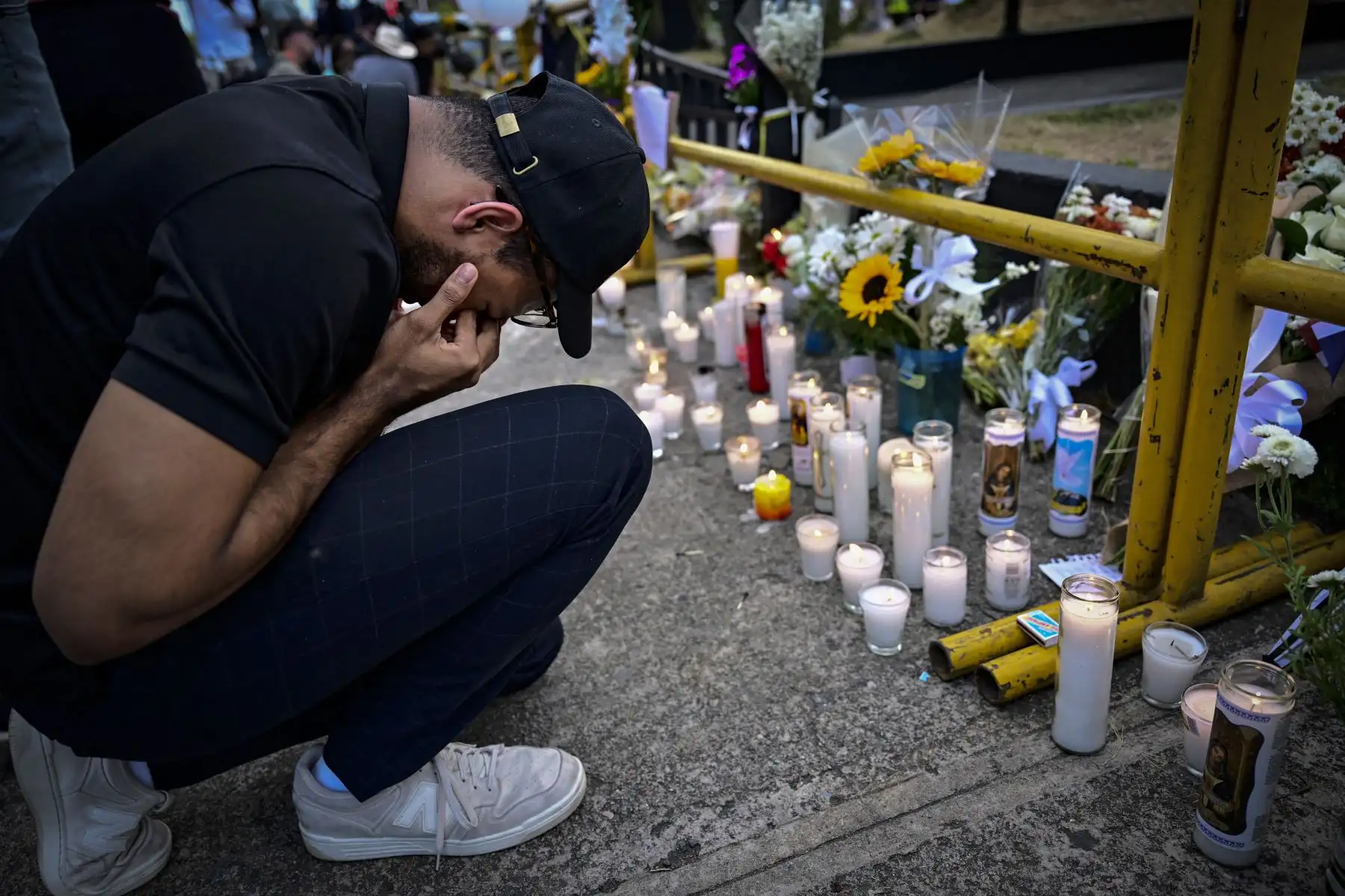 Un hombre reacciona mientras amigos y familiares rinden homenaje a las víctimas frente a la discoteca Jet Set en Santo Domingo. AFP