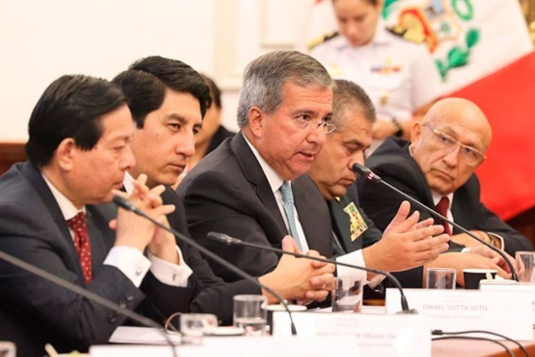 Ministro Pérez Reyes anunció la medida durante mesa de trabajo en el Congreso para fortalecer la seguridad ciudadana y enfrentar las extorsiones en el transporte urbano. Foto: Difusión