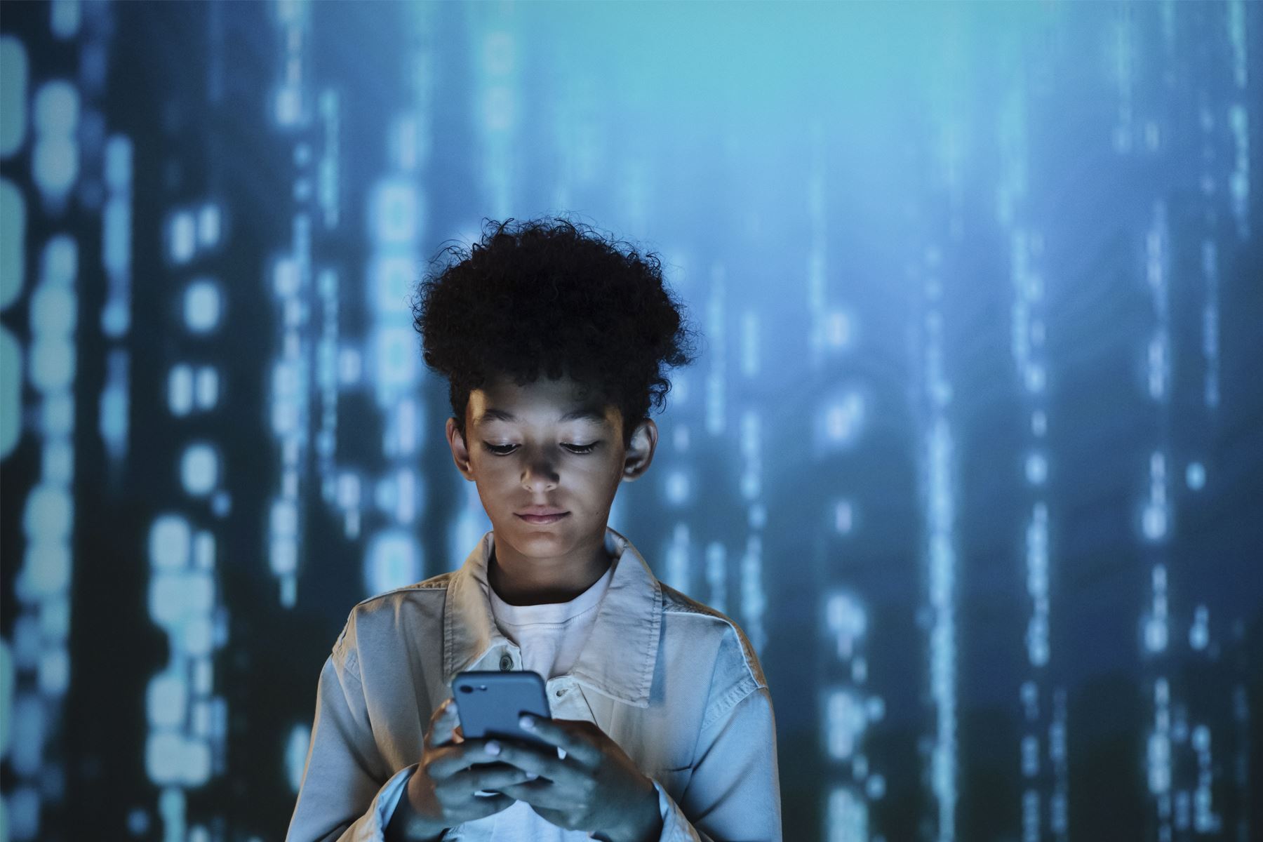 Con estos cambios, los menores de 16 años no podrán hacer transmisiones en vivo a menos que sus padres les den permiso. También, se requerirá que los adolescentes menores de 16 años obtengan permiso parental para desactivar la función que difumina imágenes que contienen posible desnudez en mensajes directos.
