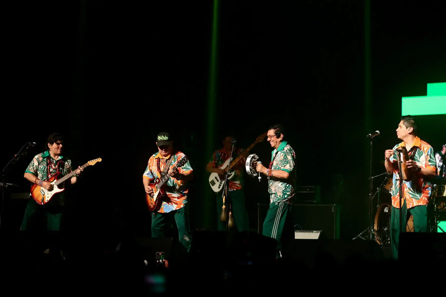 Jorge Luis Rodríguez Pérez, Danny Johnson y Jorge Rodríguez Grández, de Los Mirlos, se presentan en la Carpa Sonora durante el Festival de Coachella 2025 en el Empire Polo Club el 11 de abril de 2025 en Indio, California. Foto: Emma McIntyre/Getty Images/AFP