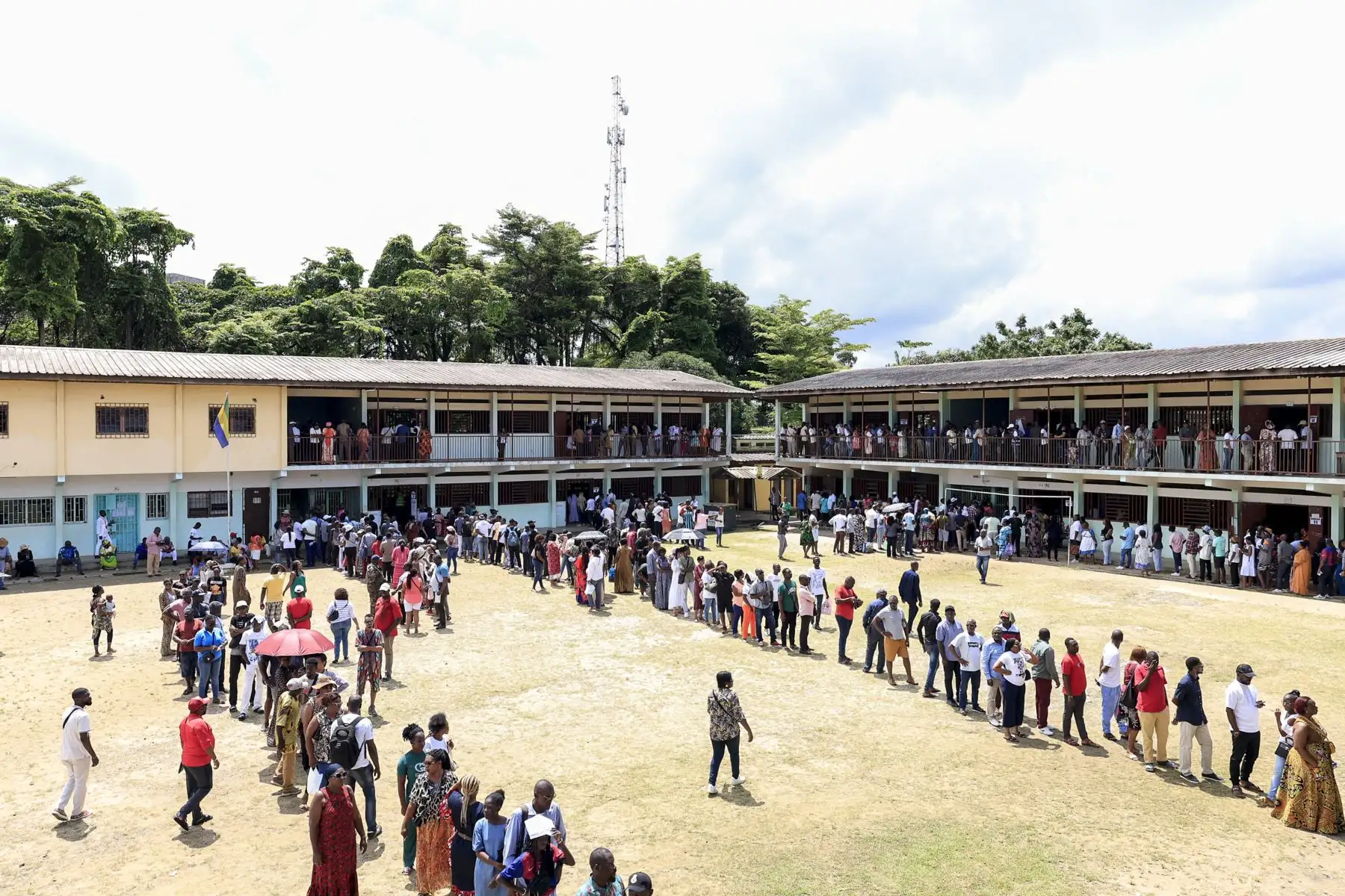 Habitantes del país africano de Gabón hacen fila para emitir su voto en el colegio electoral Centre de Louis Bigman en Libreville el 12 de abril de 2025 durante las elecciones presidenciales de Gabón, las primeras tras el golpe de Estado del 2023. Foto: AFP