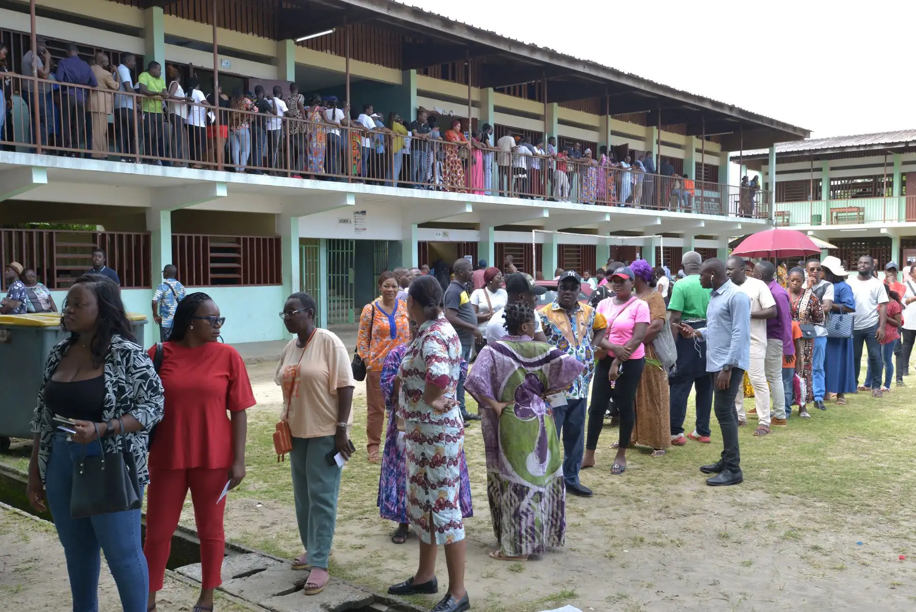 Habitantes del país africano de Gabón hacen fila para emitir su voto en el colegio electoral Centre de Louis Bigman en Libreville el 12 de abril de 2025 durante las elecciones presidenciales de Gabón, las primeras tras el golpe de Estado del 2023. Foto: AFP