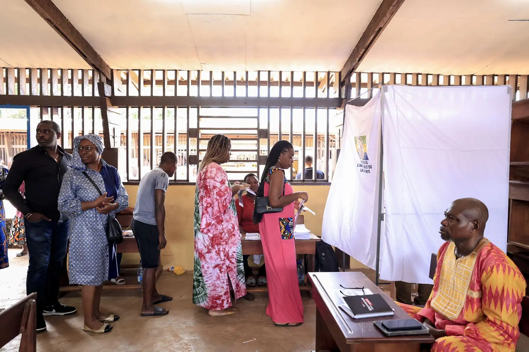 Habitantes del país africano de Gabón hacen fila para emitir su voto en el colegio electoral Centre de Louis Bigman en Libreville el 12 de abril de 2025 durante las elecciones presidenciales de Gabón, las primeras tras el golpe de Estado del 2023. Foto: AFP