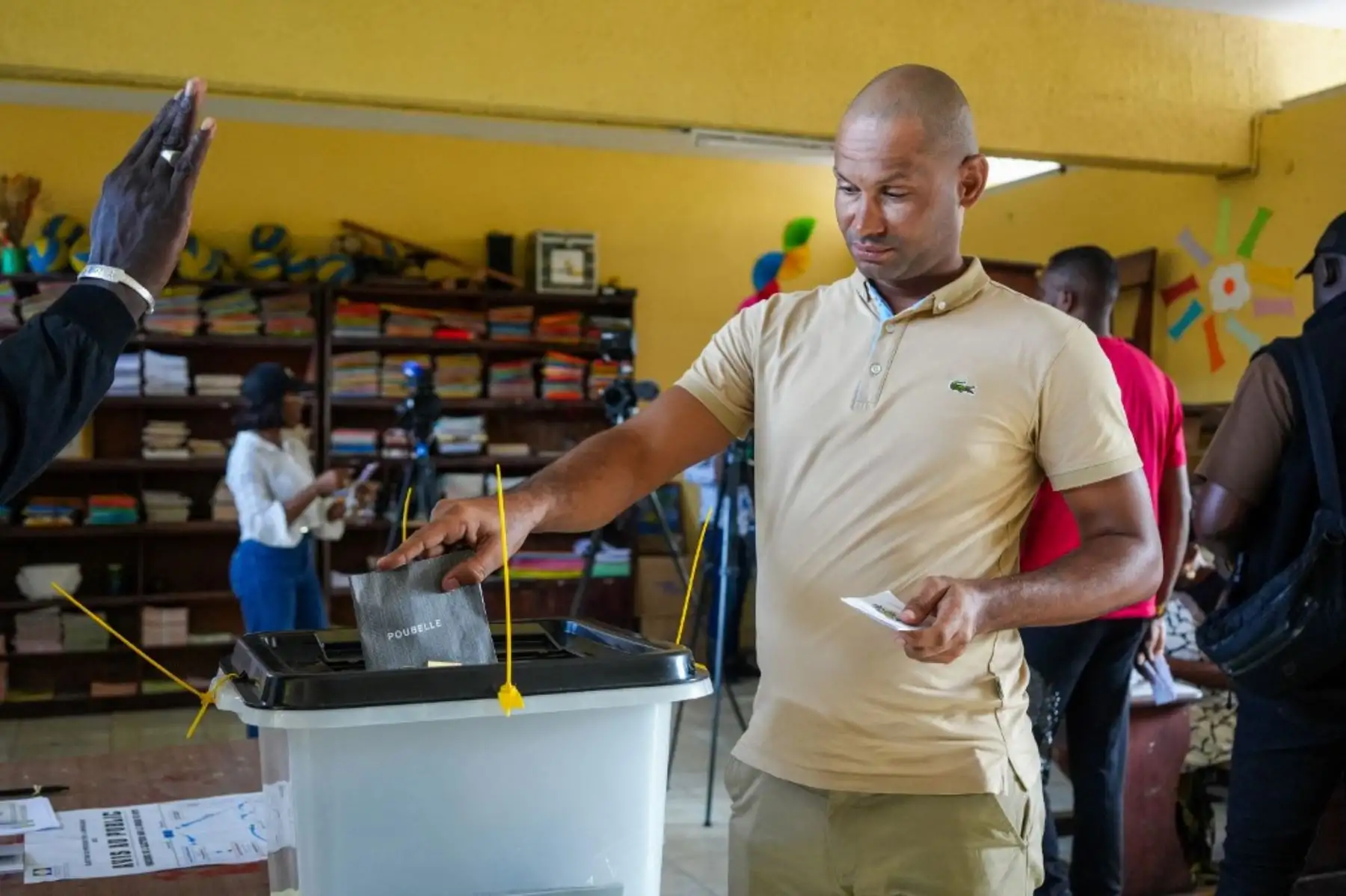 Un ciudadano del país africano de Gabón emite su voto en el colegio electoral de la escuela Centre Urban Pilot en Libreville el 12 de abril de 2025 durante las elecciones presidenciales de Gabón, las primeras tras el golpe de Estado del 2023. Foto: AFP
