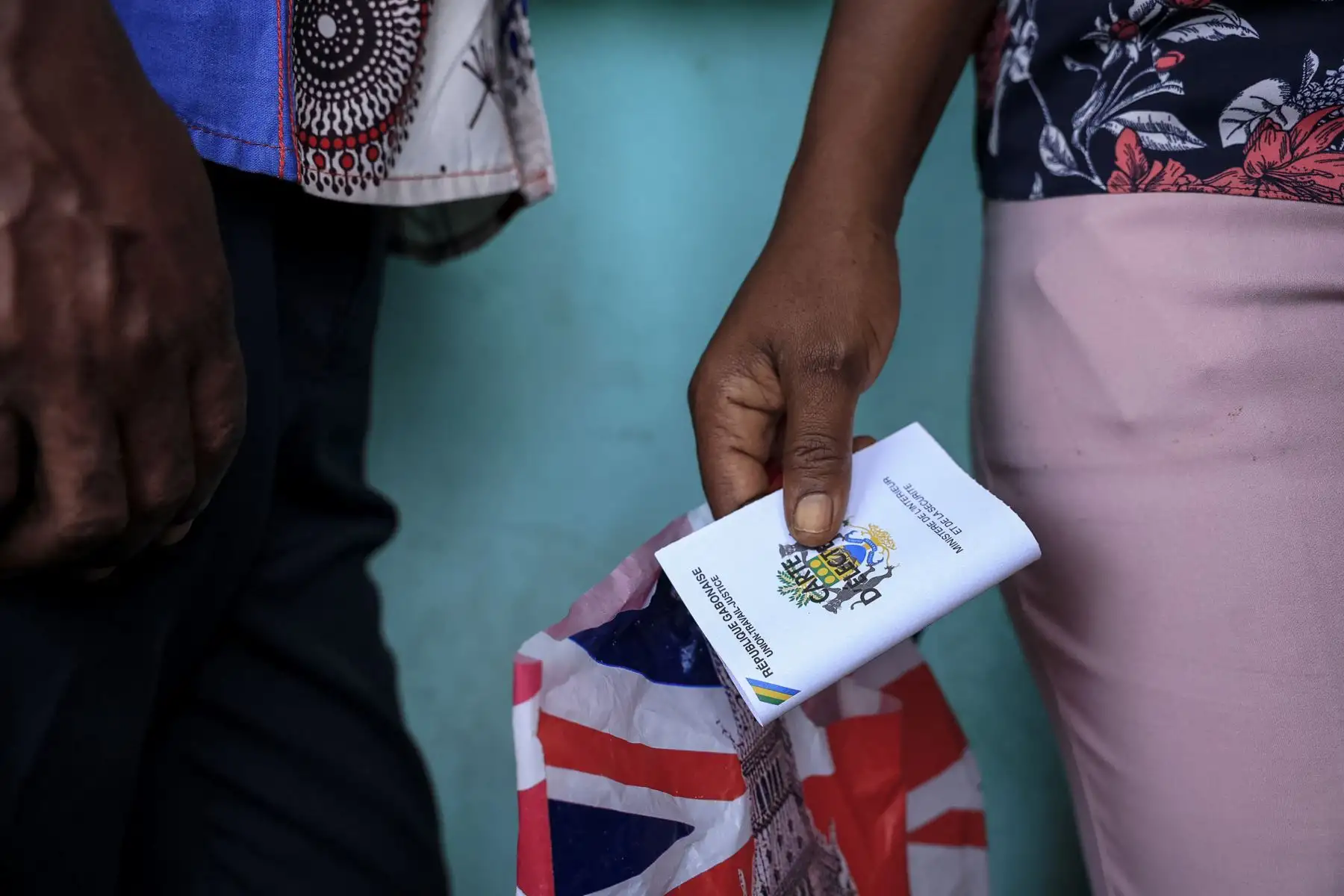 Una ciudadana del país africano de Gabón emite su voto en el colegio electoral de la escuela Centre Urban Pilot en Libreville el 12 de abril de 2025 durante las elecciones presidenciales de Gabón, las primeras tras el golpe de Estado del 2023. Foto: AFP