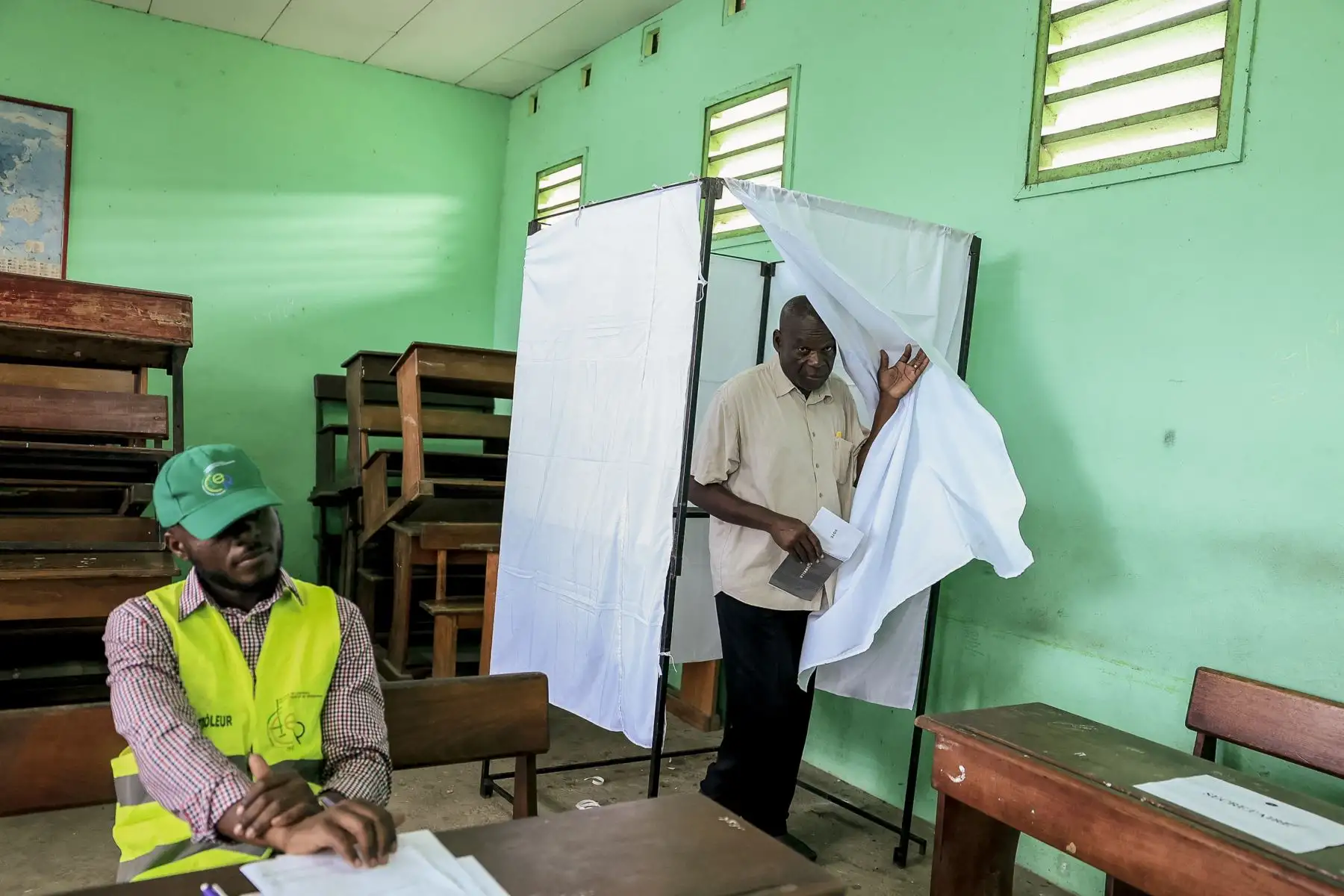 Un ciudadano del país africano de Gabón sale de la cabina de votación tras marcar su papeleta en el colegio electoral Lycée Leon Mba de Libreville el 12 de abril de 2025, durante las elecciones presidenciales de Gabón, las primeras tras el golpe de Estado del 2023. Foto: AFP