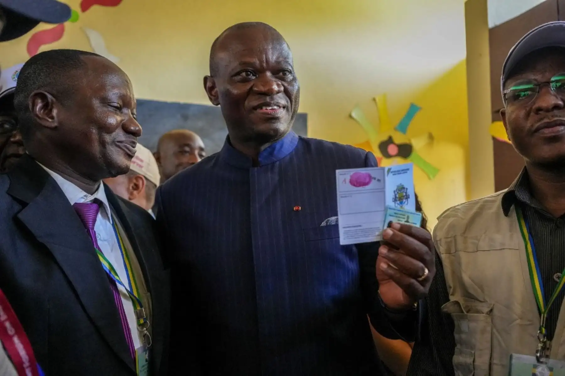 El líder militar y candidato presidencial de Gabón, Brice Oligui Nguema, enseña su papeleta de votación tras emitir su voto en el colegio electoral de la escuela Centre Urban Pilot en Libreville el 12 de abril de 2025, durante las elecciones presidenciales de Gabón, las primeras tras el golpe de Estado del 2023. Foto: AFP