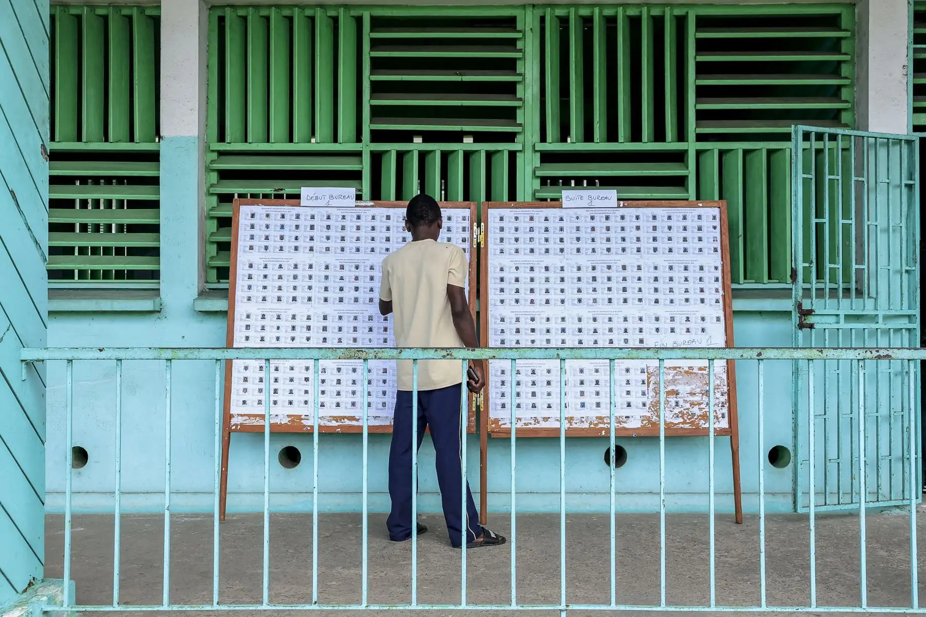 Un ciudadano del país africano de Gabón consulta su mesa de votación antes de emitir su voto en el colegio electoral del Liceo León Mba en Libreville el 12 de abril de 2025, durante las elecciones presidenciales de Gabón, las primeras tras el golpe de Estado del 2023. Foto: AFP