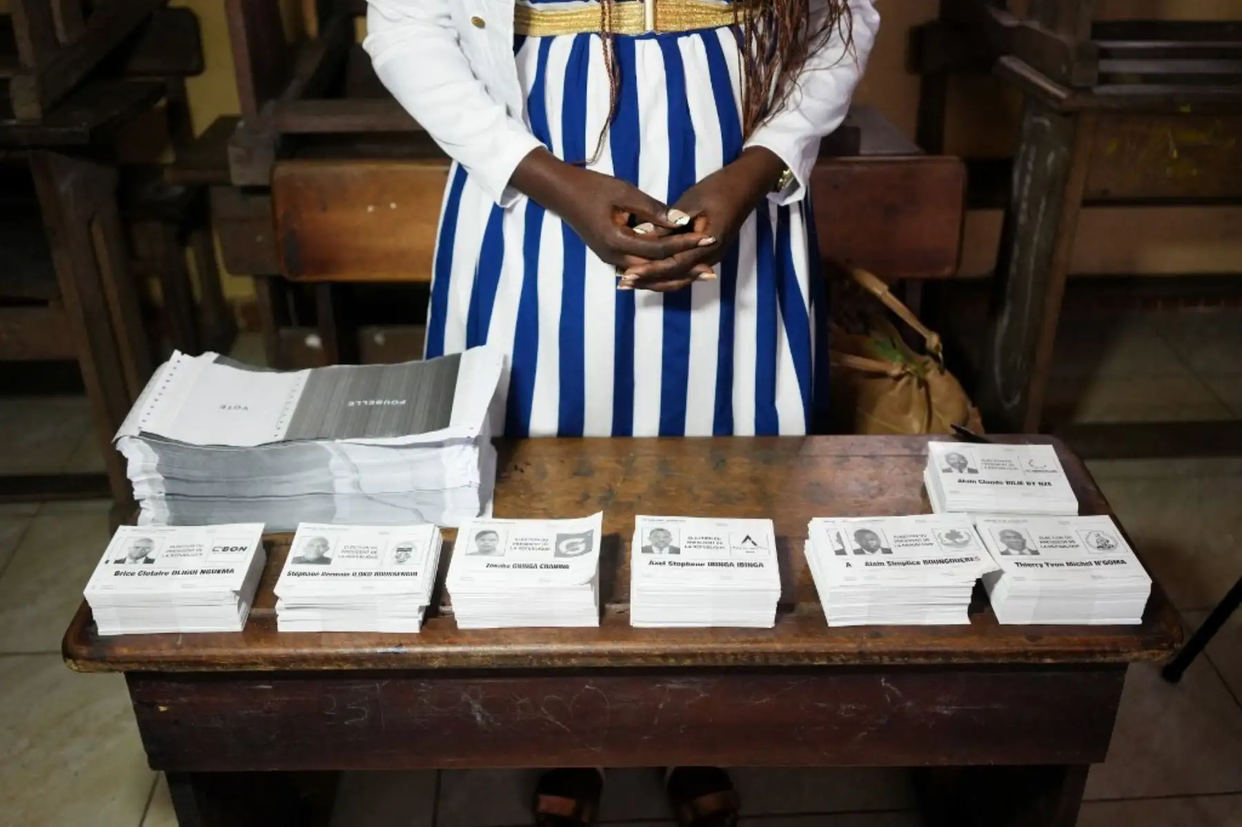 Detalle de las papeletas electorales que se entregan a los votantes en el colegio electoral de la escuela Centre Urban Pilot en Libreville el 12 de abril de 2025, durante las elecciones presidenciales de Gabón, las primeras tras el golpe de Estado del 2023. Foto: AFP