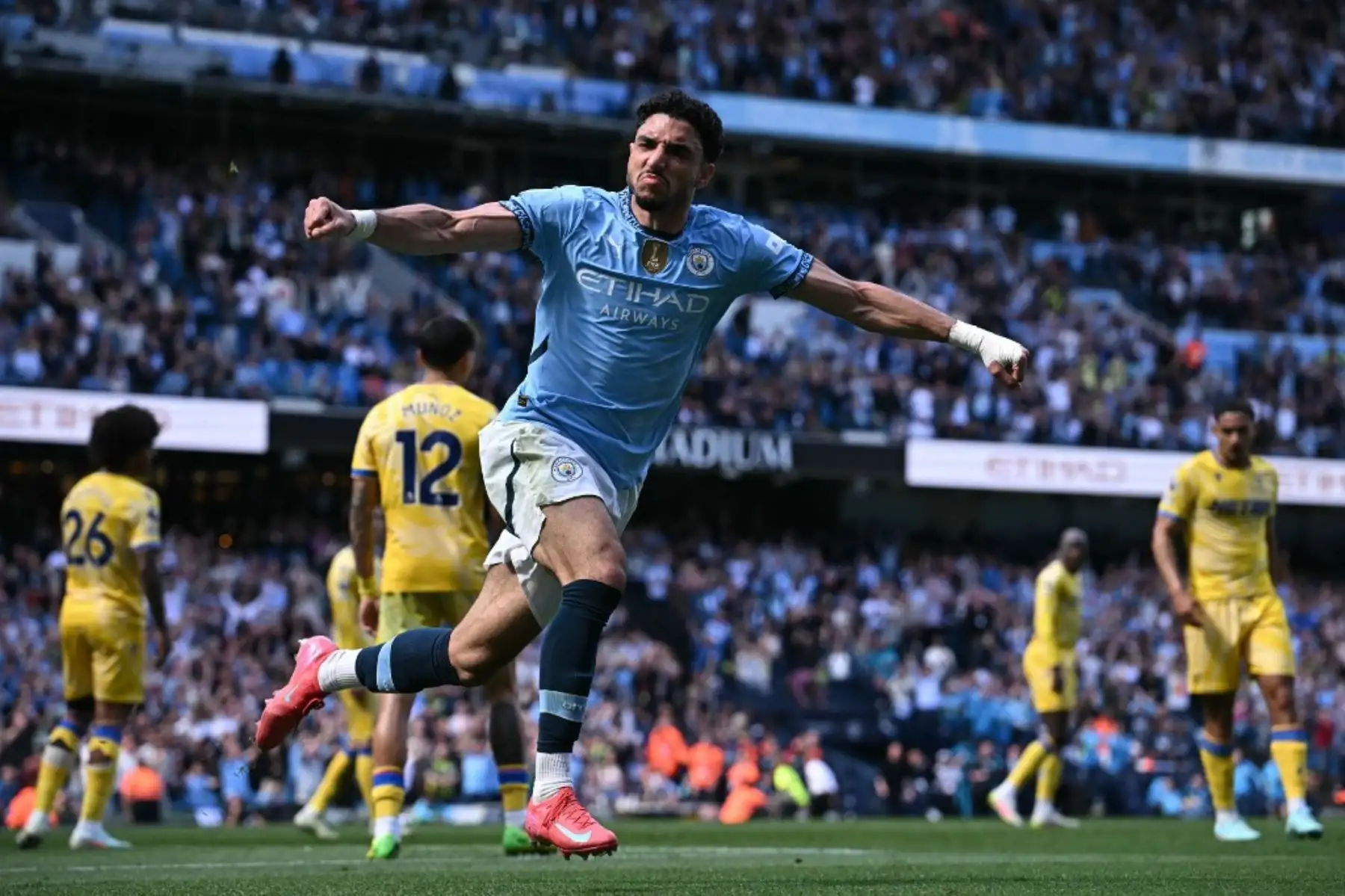 El delantero egipcio del Manchester City, Omar Marmoush, celebra después de marcar su segundo gol durante el partido de fútbol de la Premier League inglesa entre el Manchester City y el Crystal Palace en el Etihad Stadium en Manchester, noroeste de Inglaterra, el 12 de abril de 2025. Foto: AFP