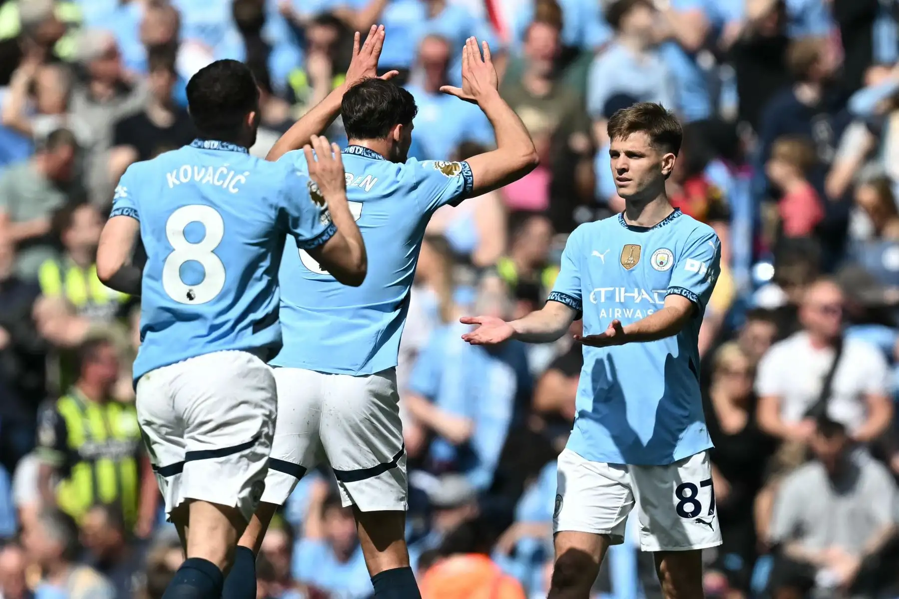 El centrocampista inglés del Manchester City, James McAtee, celebra con sus compañeros de equipo después de marcar su cuarto gol durante el partido de fútbol de la Premier League inglesa entre Manchester City y Crystal Palace en el Etihad Stadium en Manchester, noroeste de Inglaterra, el 12 de abril de 2025. Foto: AFP