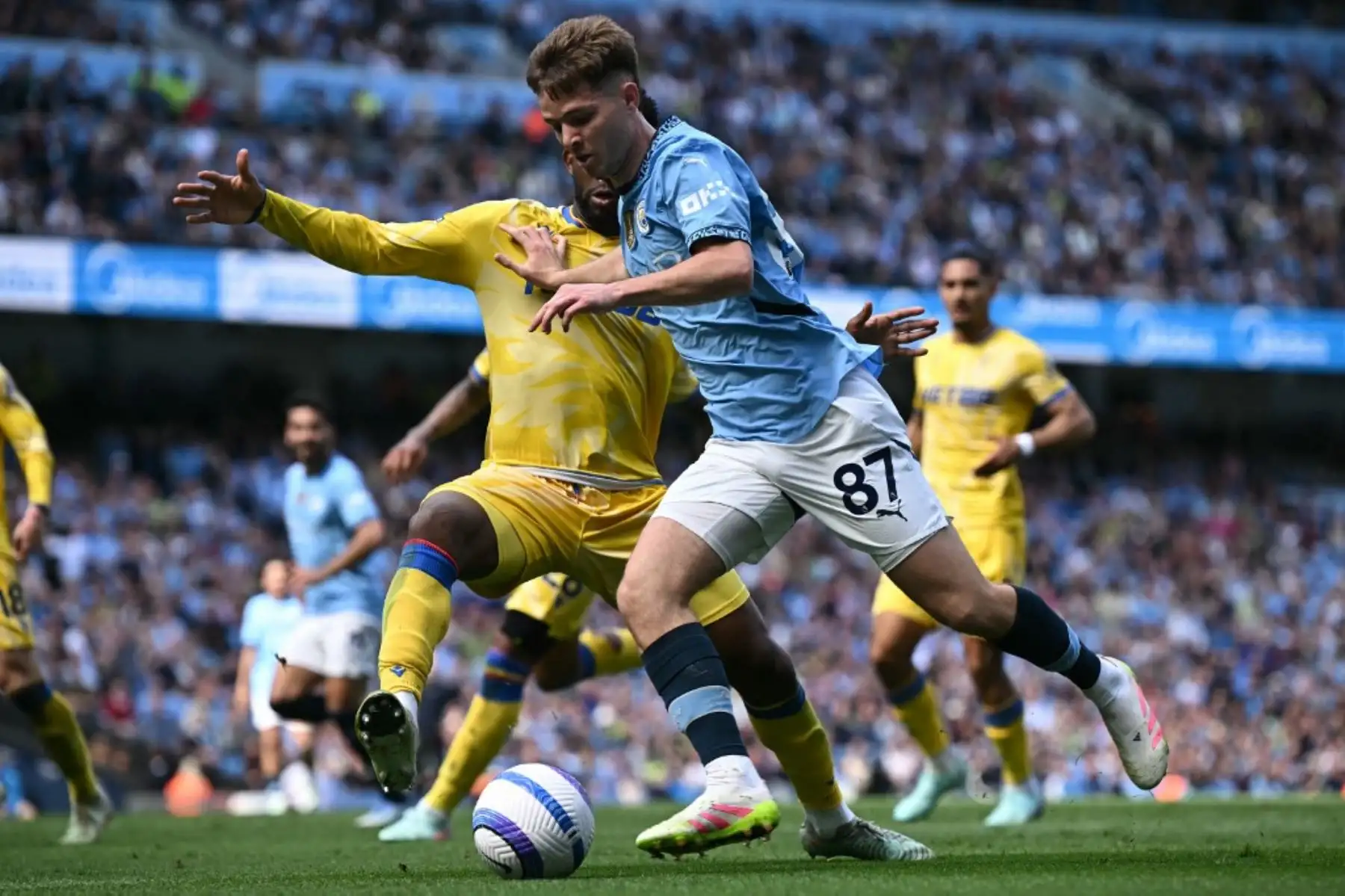 El mediocampista inglés del Manchester City, James McAtee, compite con el mediocampista colombiano del Crystal Palace, Jefferson Lerma, durante el partido de fútbol de la Premier League inglesa entre Manchester City y Crystal Palace en el Etihad Stadium en Manchester, noroeste de Inglaterra, el 12 de abril de 2025. Foto: AFP