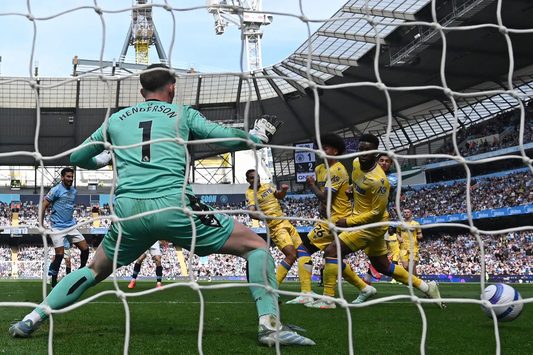 El delantero egipcio del Manchester City, Omar Marmoush, marca su segundo gol ante el portero inglés del Crystal Palace, Dean Henderson, durante el partido de fútbol de la Premier League inglesa entre el Manchester City y el Crystal Palace en el Etihad Stadium en Manchester, noroeste de Inglaterra, el 12 de abril de 2025. Foto: AFP
