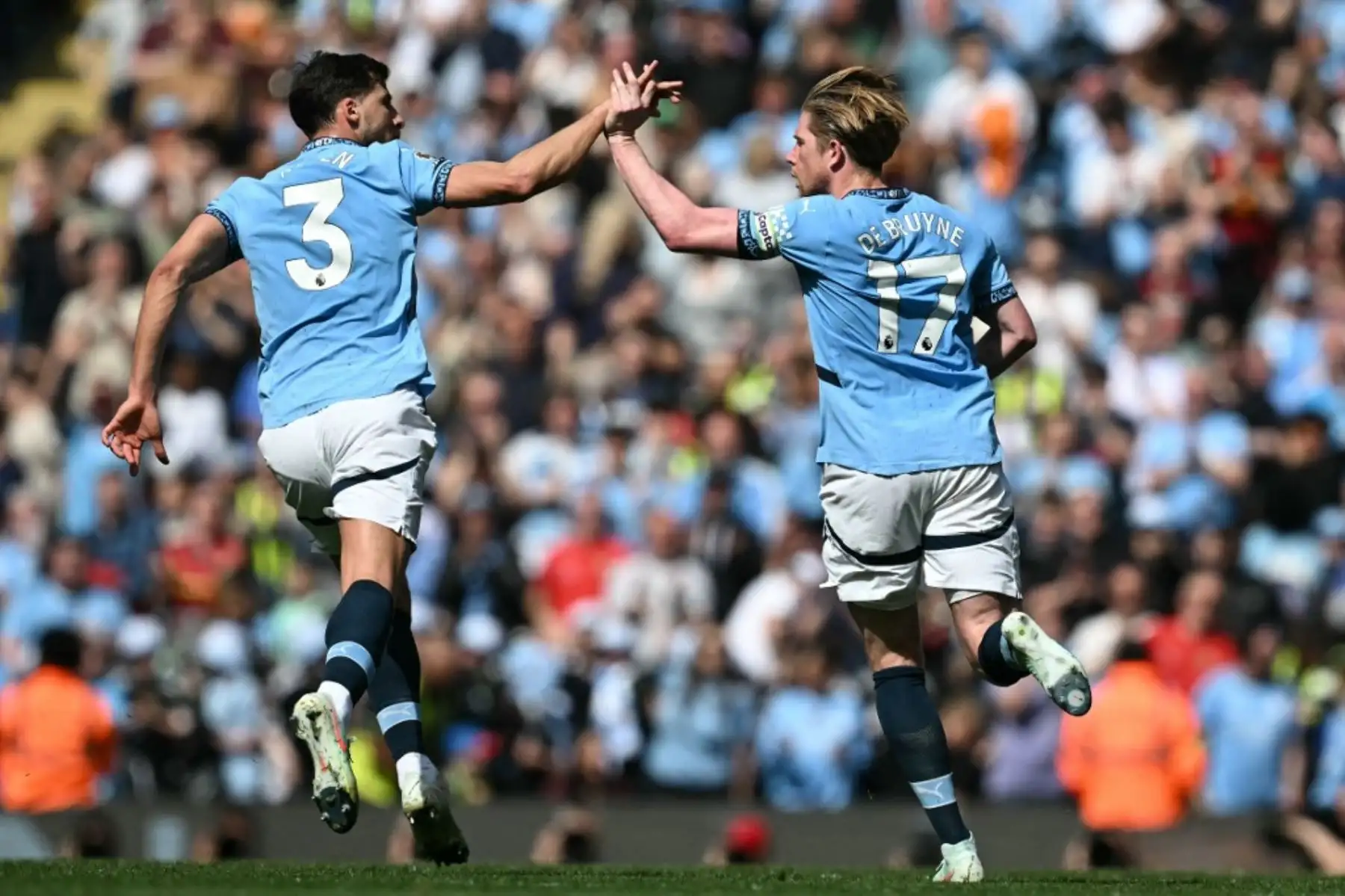 El centrocampista belga del Manchester City, Kevin De Bruyne, celebra con el defensor portugués  Ruben Dias después de marcar su primer gol durante el partido de fútbol de la Premier League inglesa entre Manchester City y Crystal Palace en el Etihad Stadium en Manchester, noroeste de Inglaterra, el 12 de abril de 2025. Foto: AFP