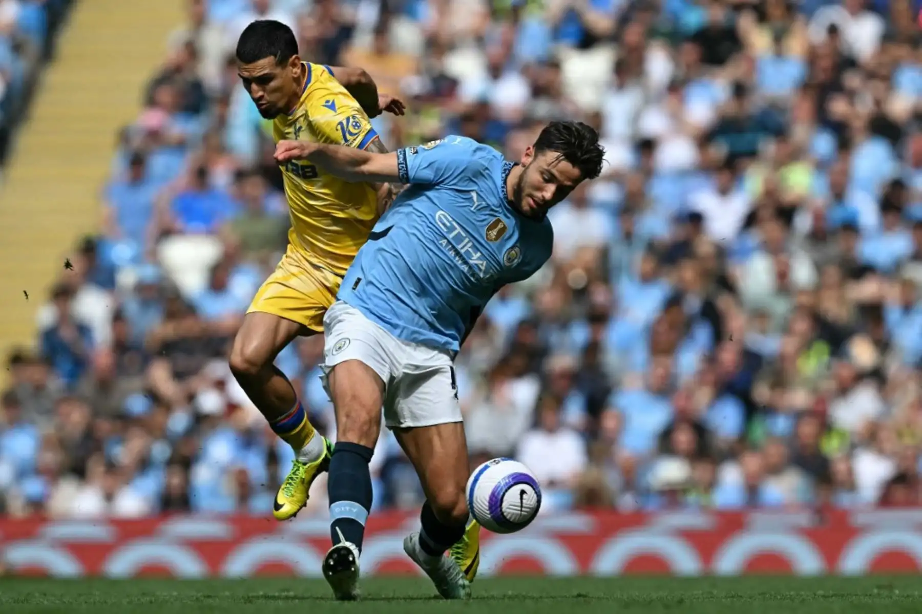 El centrocampista español del Manchester City, Nico González, compite con el defensor colombiano del Crystal Palace, Daniel Muñoz, durante el partido de fútbol de la Premier League inglesa entre Manchester City y Crystal Palace en el Etihad Stadium en Manchester, noroeste de Inglaterra, el 12 de abril de 2025. Foto: AFP
