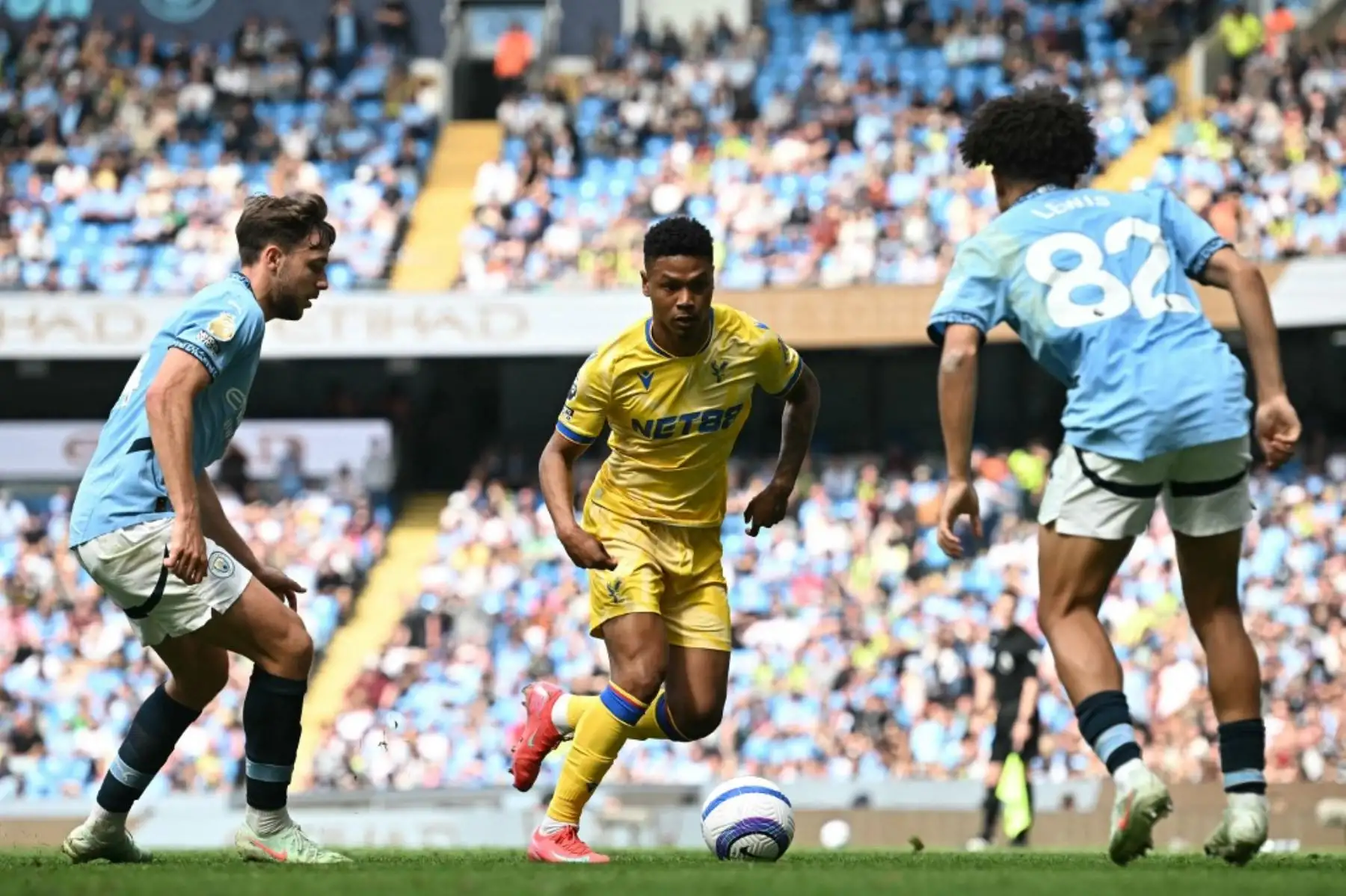 El mediocampista brasileño del Crystal Palace, Matheus Franca, toma el control del balón durante el partido de fútbol de la Premier League inglesa entre Manchester City y Crystal Palace en el Etihad Stadium en Manchester, noroeste de Inglaterra, el 12 de abril de 2025. Foto: AFP