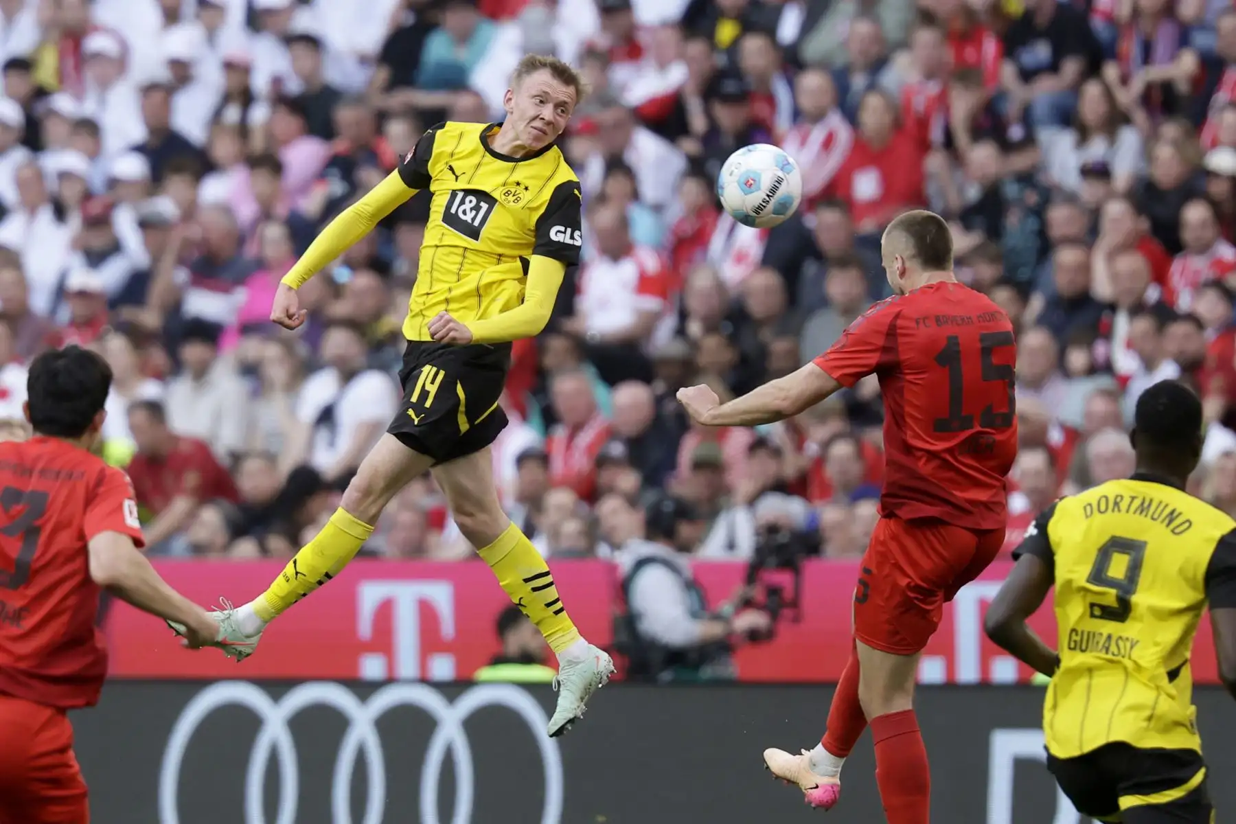 Eric Dier del Munich compite por el balón con Maximilian Beier del Dortmund,durante el partido de fútbol de la Bundesliga alemana entre el FC Bayern Munich y el Borussia Dortmund en Munich, Alemania, el 12 de abril de 2025. Foto: EFE