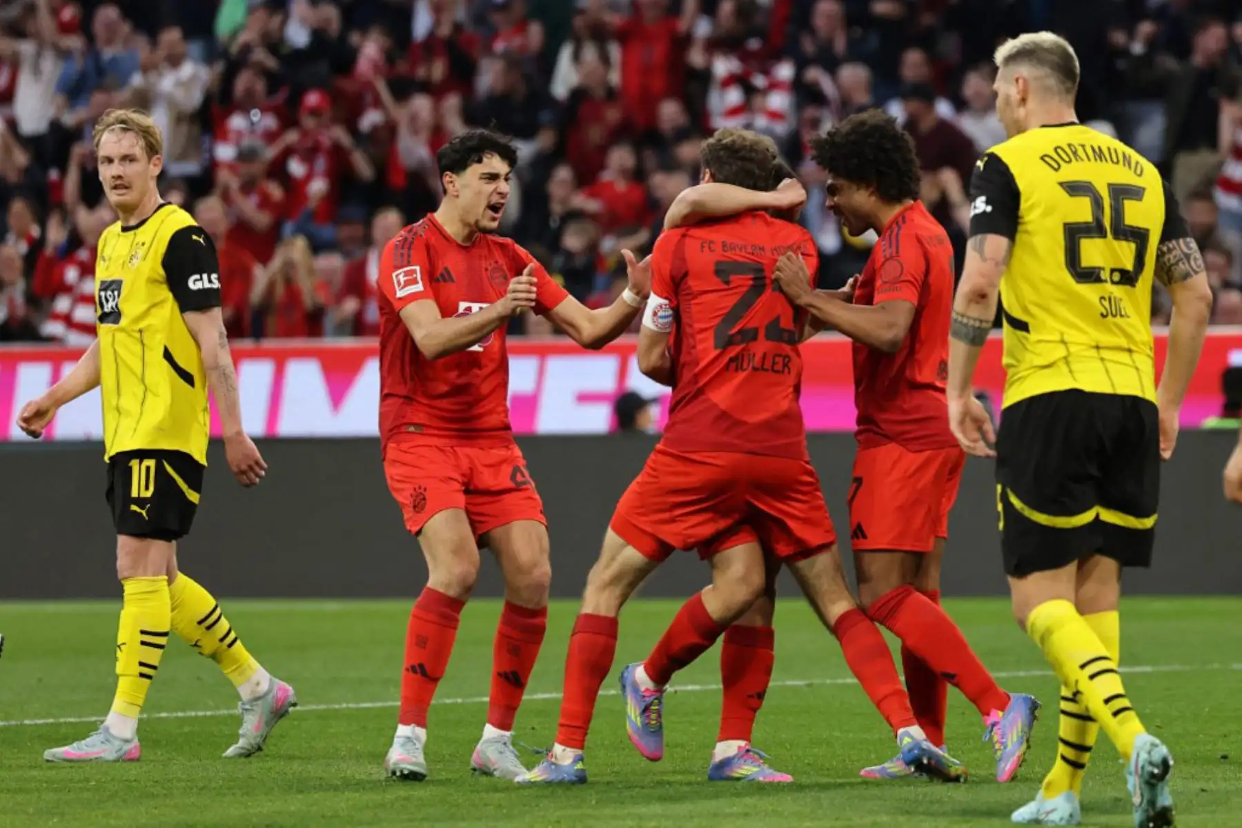 El defensa portugués del Bayern Munich, Raphael Guerreiro, celebra con sus compañeros el 1-1 durante el partido de fútbol de primera división de la Bundesliga alemana entre el Bayern Munich y el Borussia Dortmund en Munich, sur de Alemania, el 12 de abril de 2025. Foto: AFP