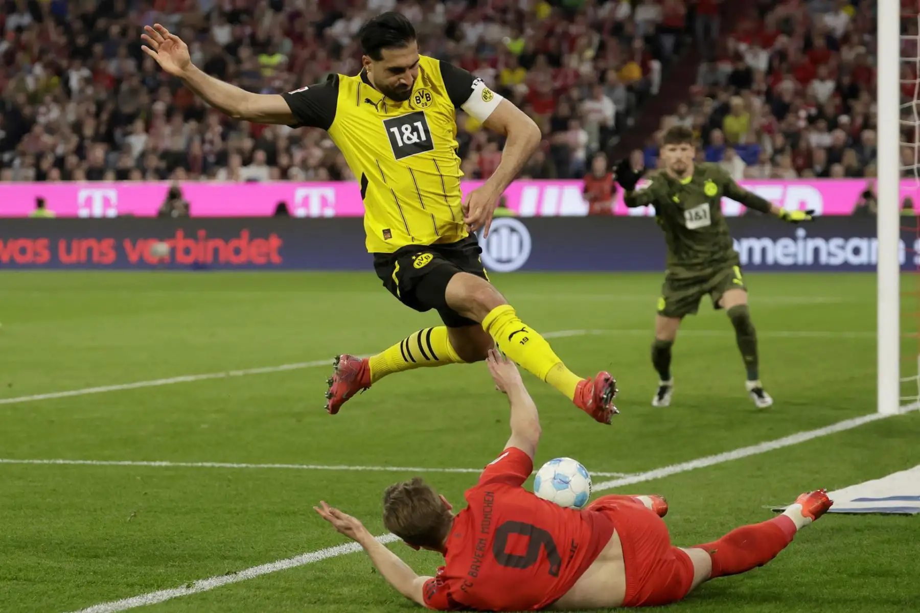 Harry Kane del Múnich compite por el balón con Emre Can de Dortmund, durante el partido de fútbol de la Bundesliga alemana entre el FC Bayern Múnich y el Borussia Dortmund en Múnich, Alemania, el 12 de abril de 2025. Foto: EFE