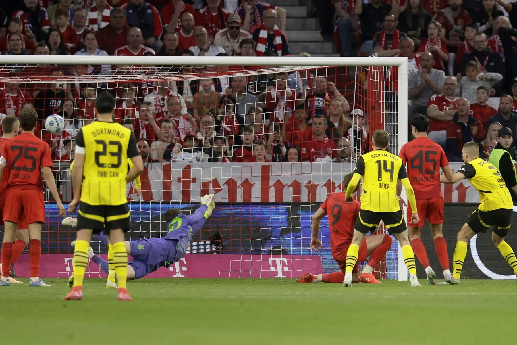 Waldemar Anton de Dortmund marca el empate 2-2 durante el partido de fútbol de la Bundesliga alemana entre el FC Bayern Munich y el Borussia Dortmund en Múnich, Alemania, el 12 de abril de 2025. Foto: EFE