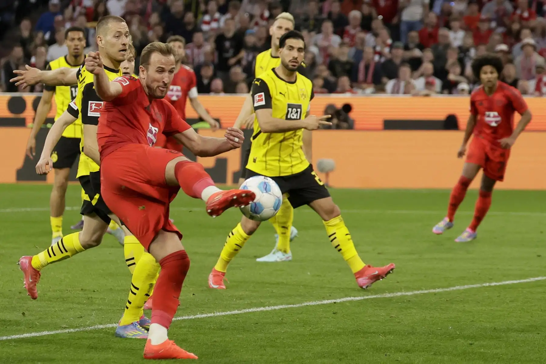 Harry Kane del Múnich patea el balón durante el partido de fútbol de la Bundesliga alemana entre el FC Bayern Múnich y el Borussia Dortmund en Múnich, Alemania, el 12 de abril de 2025. Foto: EFE