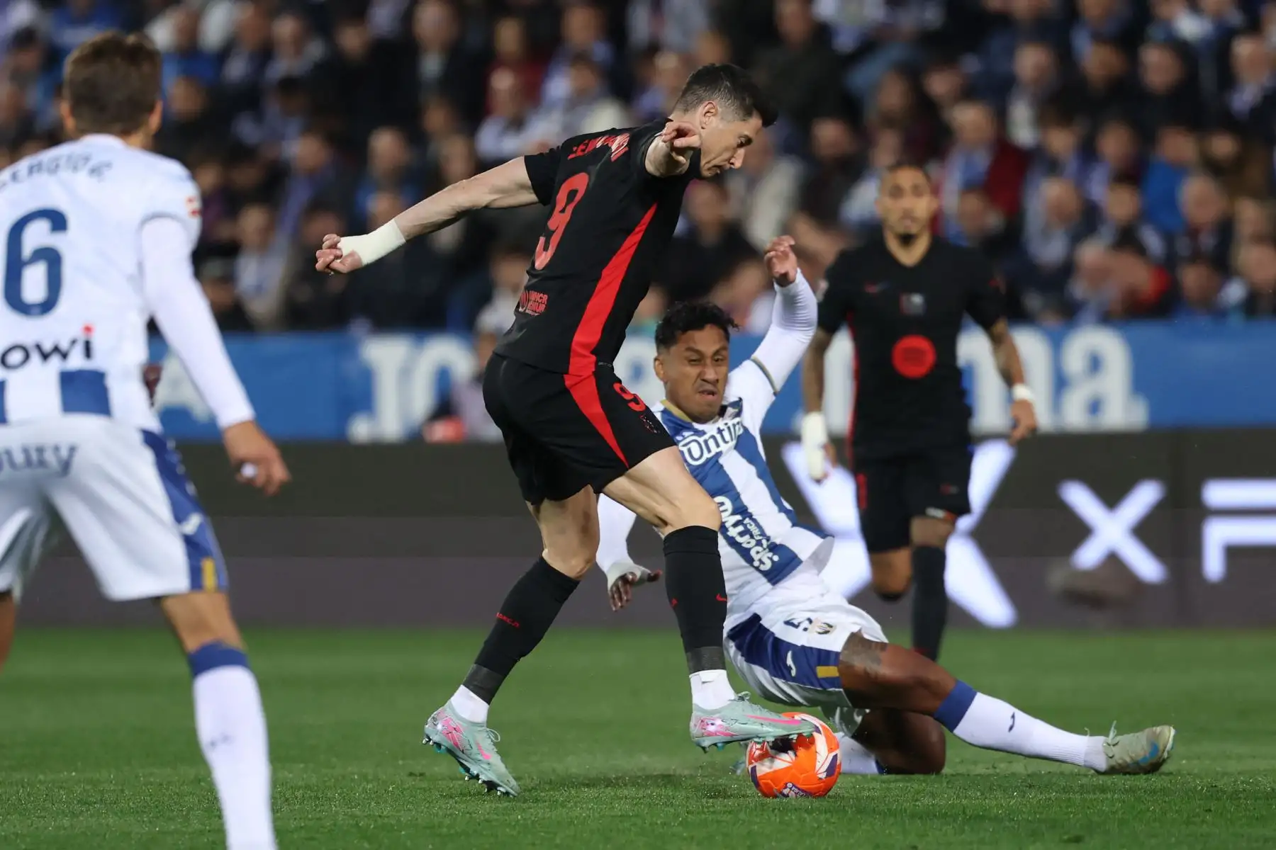 El delantero polaco del Barcelona, ​​Robert Lewandowski, es desafiado por el centrocampista peruano del Leganés, Renato Tapia, durante el partido de la liga española entre el Club Deportivo Leganés SAD y el FC Barcelona. 
Foto: ANDINA/AFP
