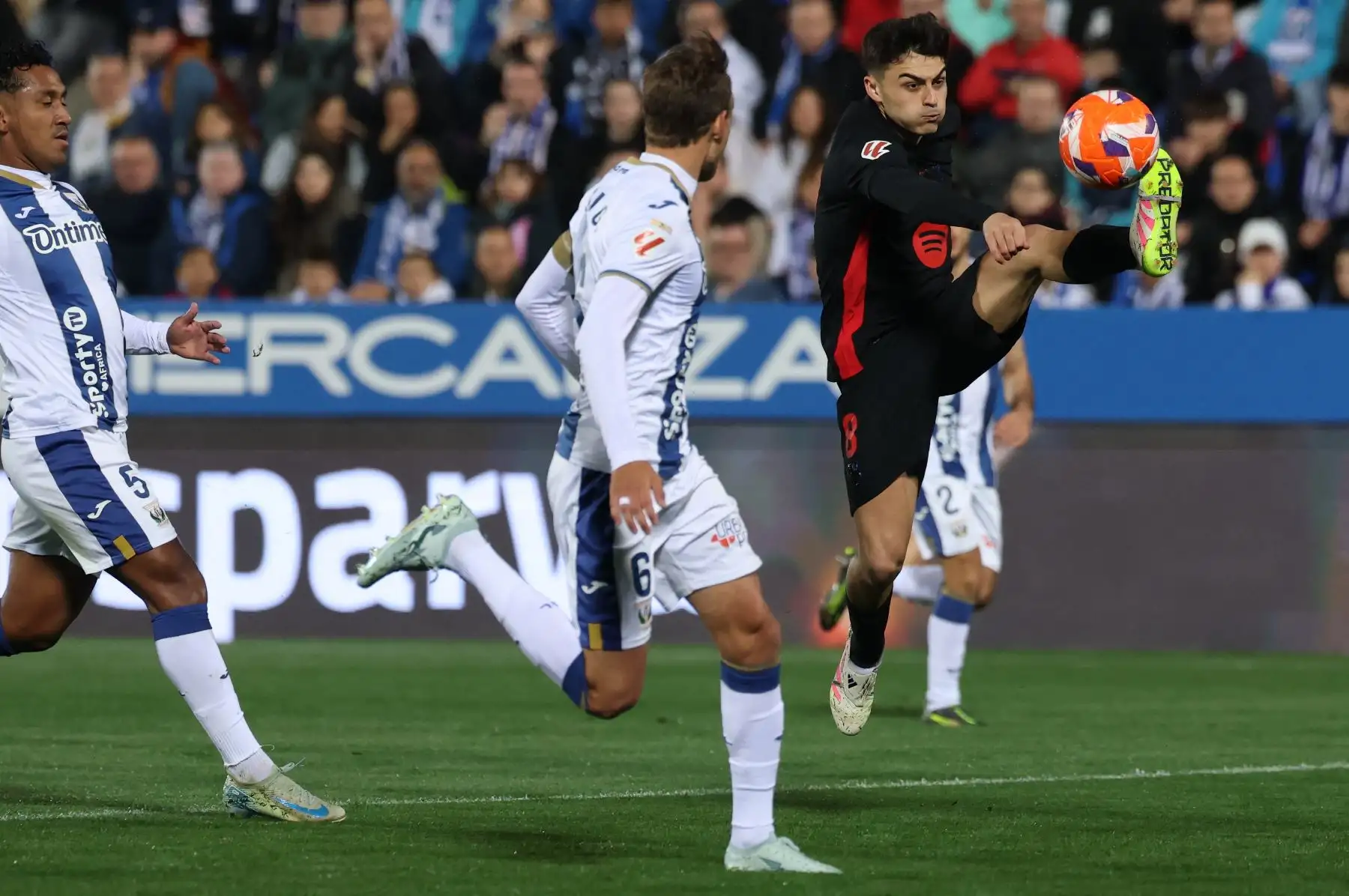 El centrocampista español del Barcelona Pedri controla el balón disputado por el defensa español del Leganés Sergio González durante el partido de la liga española entre el Club Deportivo Leganés SAD y el FC Barcelona. Foto: ANDINA/AFP