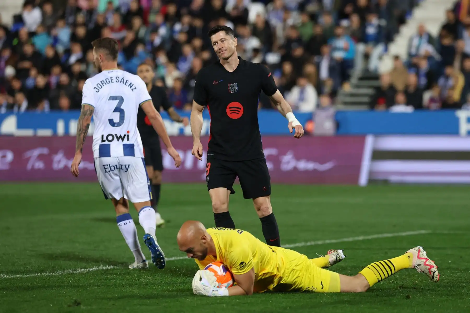 El delantero polaco del Barcelona, ​​Robert Lewandowski, reacciona cuando el portero serbio del Leganés, Marko Dmitrovic, agarra el balón durante el partido de la liga española entre el Club Deportivo Leganés SAD y el FC Barcelona. Foto: ANDINA/AFP