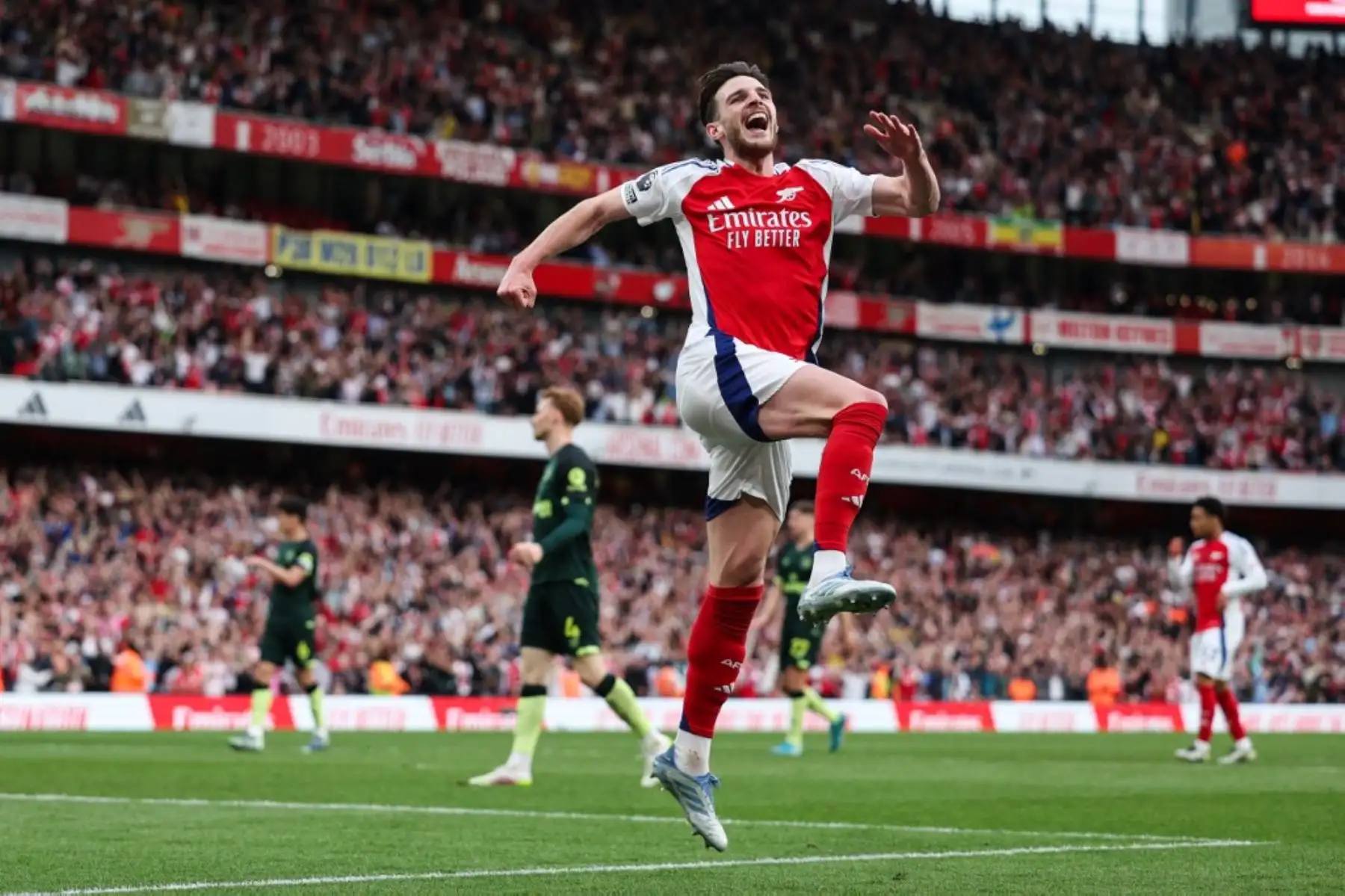 El centrocampista inglés del Arsenal, Declan Rice, celebra después del primer gol de su equipo marcado por el centrocampista ghanés, Thomas Partey, durante el partido de fútbol de la Premier League inglesa entre Arsenal y Brentford en el Emirates Stadium en Londres el 12 de abril de 2025. Foto: AFP