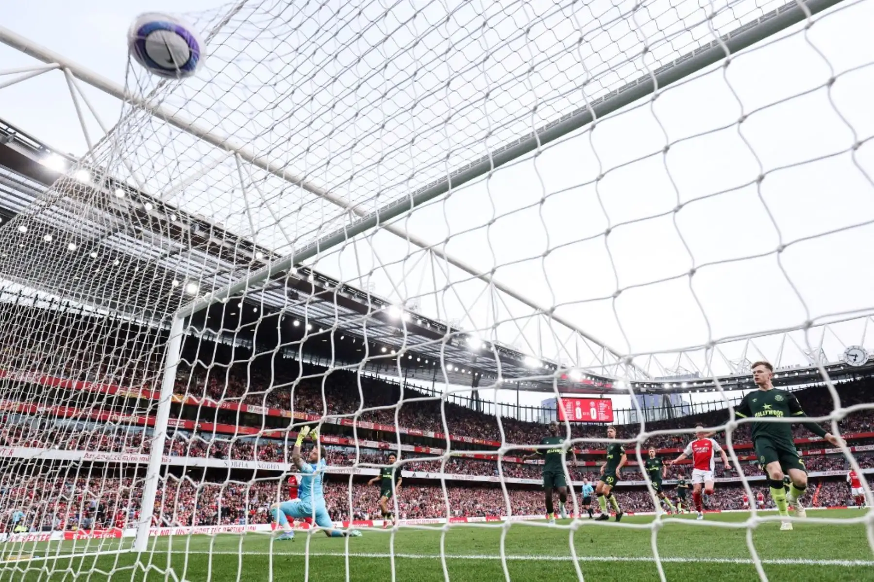 El centrocampista ghanés del Arsenal, Thomas Partey, supera al portero holandés del Brentford, Mark Flekken, y marca el primer gol de su equipo durante el partido de fútbol de la Premier League inglesa entre Arsenal y Brentford en el Emirates Stadium en Londres el 12 de abril de 2025. Foto: AFP