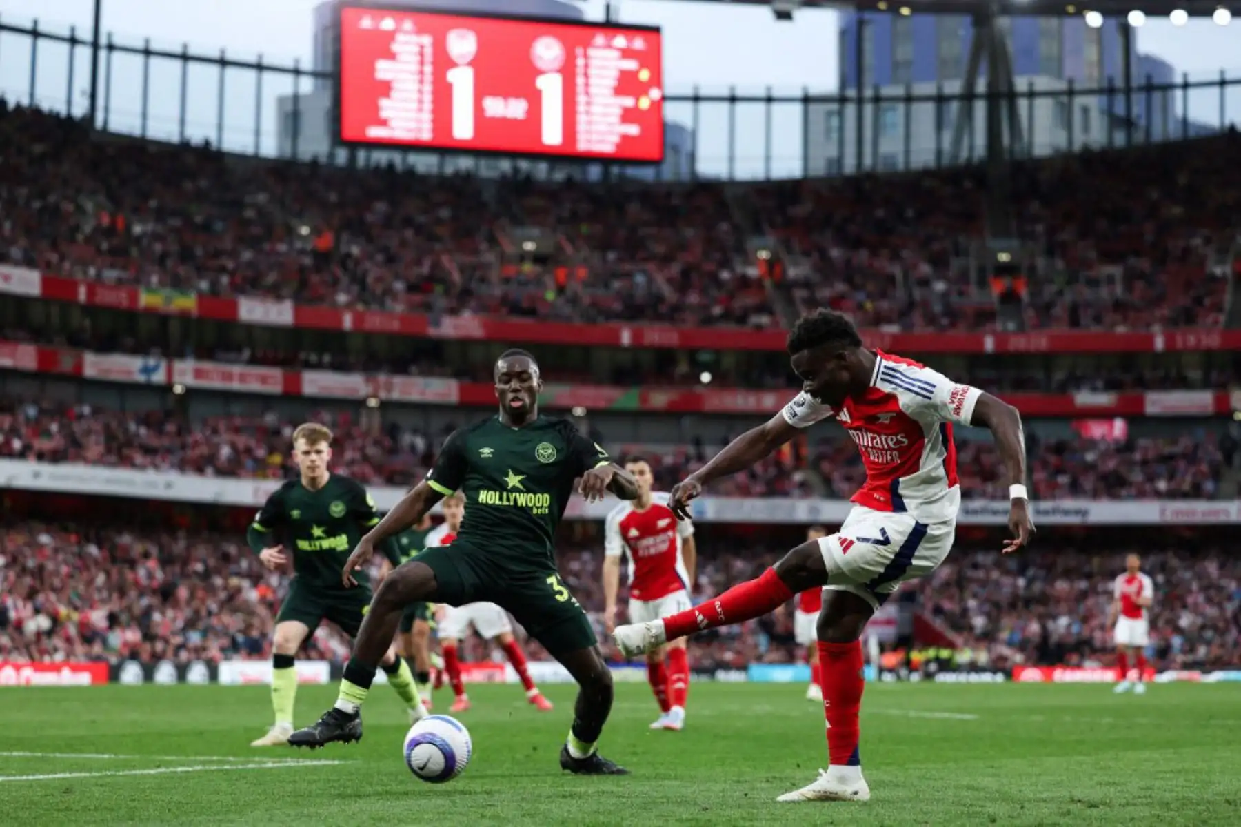 El centrocampista inglés del Arsenal, Bukayo Saka, dispara el balón durante el partido de fútbol de la Premier League inglesa entre Arsenal y Brentford en el Emirates Stadium en Londres el 12 de abril de 2025. Foto: AFP