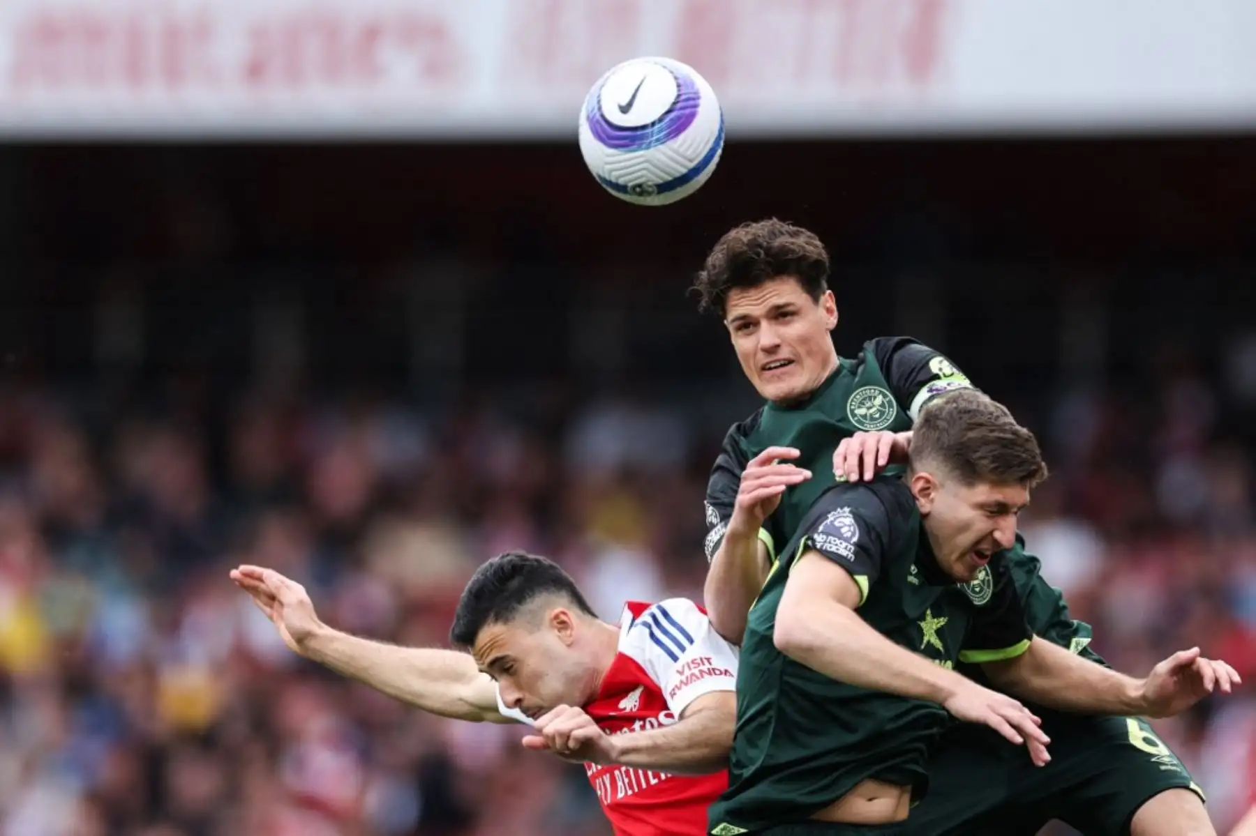 El mediocampista brasileño del Arsenal, Gabriel Martinelli, el mediocampista danés del Brentford, Christian Norgaard, y el mediocampista alemán del Brentford, Vitaly Janelt, luchan por el balón durante el partido de fútbol de la Premier League inglesa entre Arsenal y Brentford en el Emirates Stadium en Londres el 12 de abril de 2025. Foto: AFP