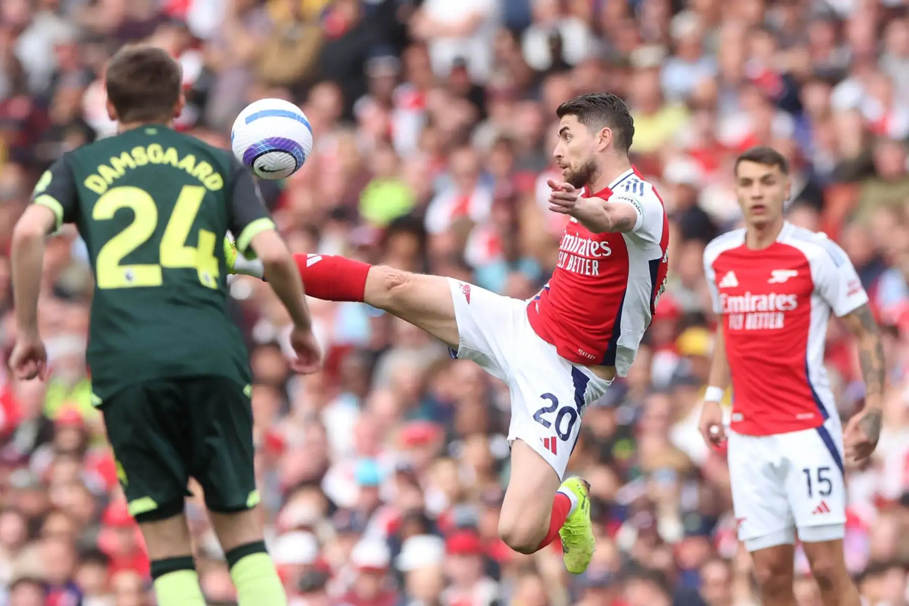 Jorginho del Arsenal en acción durante el partido de fútbol de la Premier League inglesa entre el Arsenal FC y el Brentford FC, en Londres, Gran Bretaña, el 12 de abril de 2025. Foto: EFE