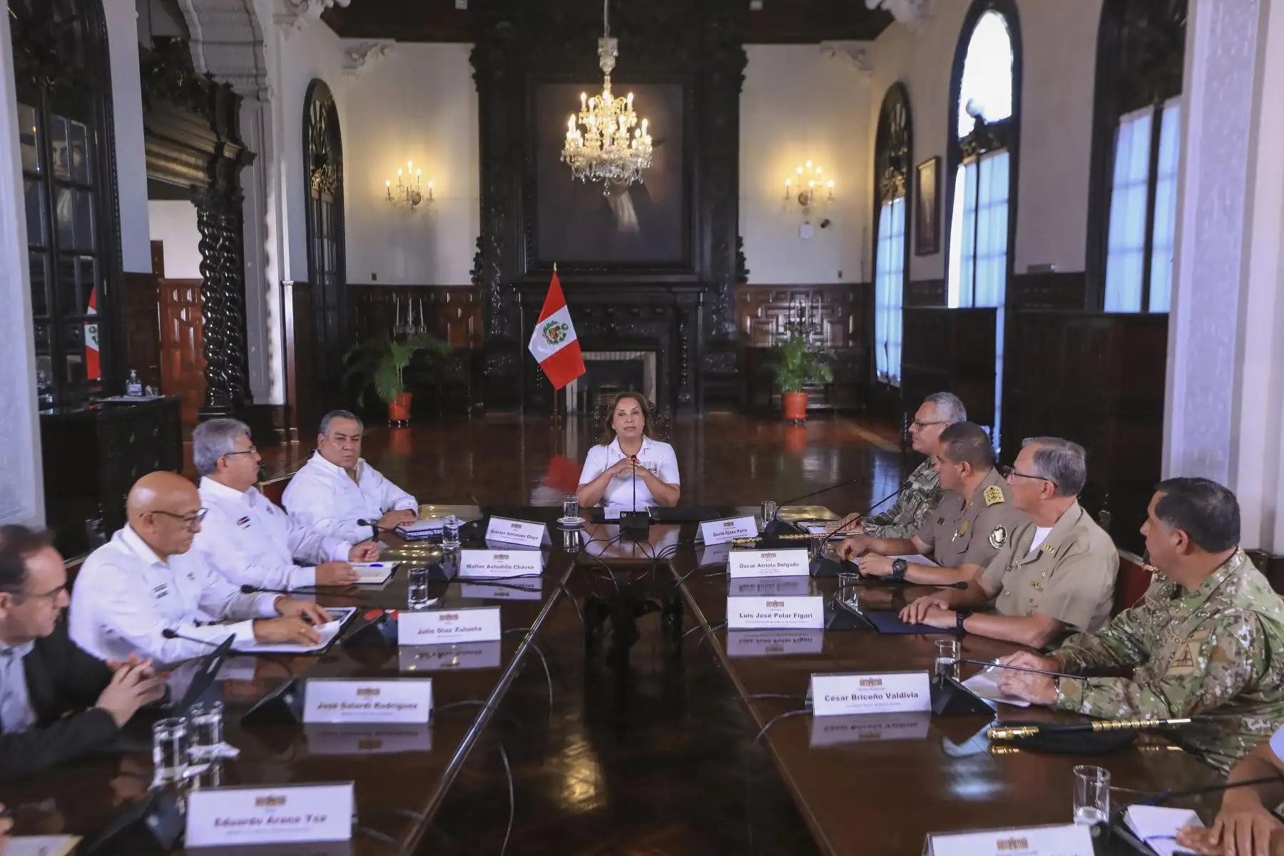 La presidenta de la república, Dina Boluarte Zegarra, lidera una nueva sesión del Cuarto de Guerra, que se desarrolla en Palacio de Gobierno. Foto: ANDINA/Prensa Presidencia