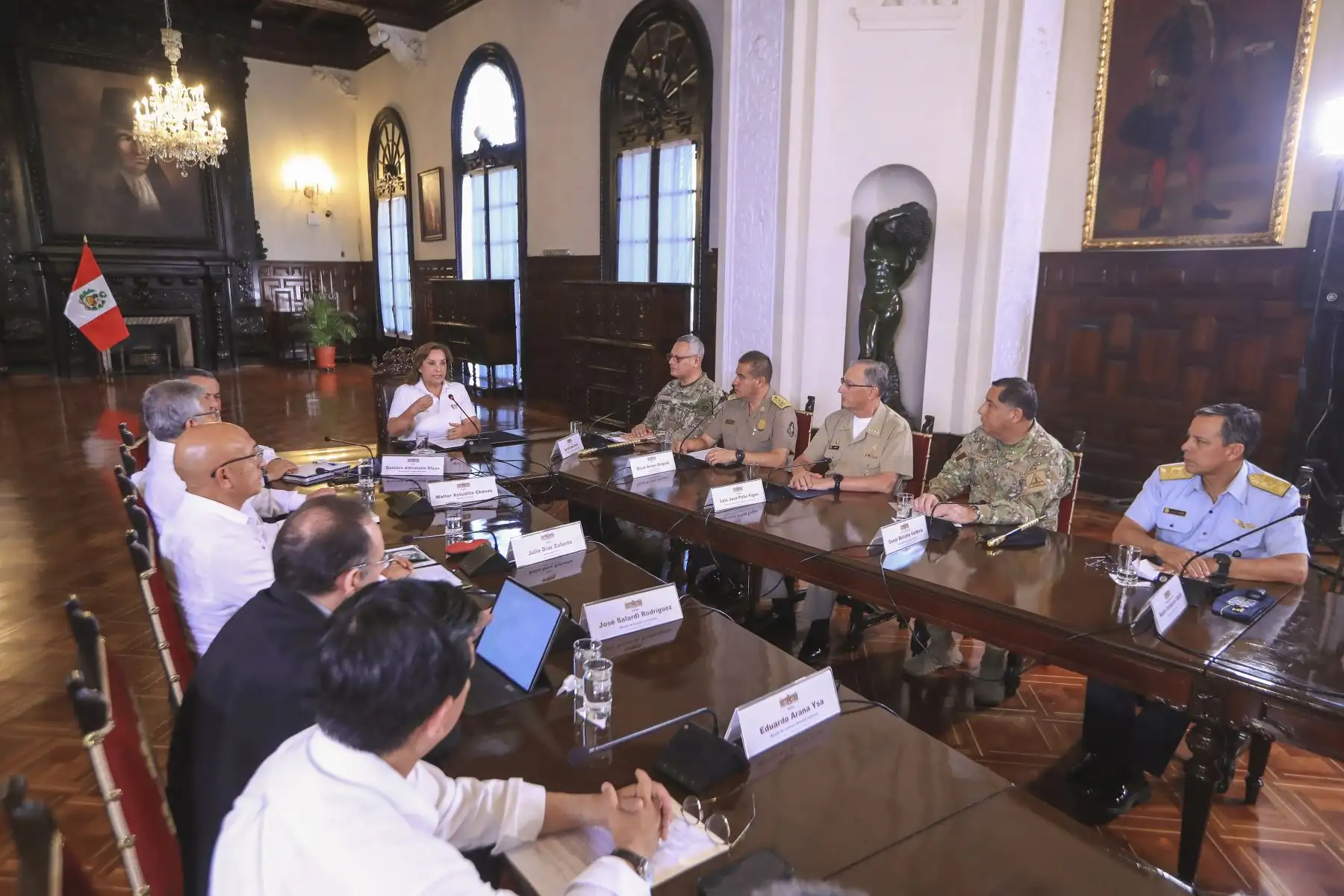La presidenta de la república, Dina Boluarte Zegarra, lidera una nueva sesión del Cuarto de Guerra, que se desarrolla en Palacio de Gobierno. Foto: ANDINA/Prensa Presidencia