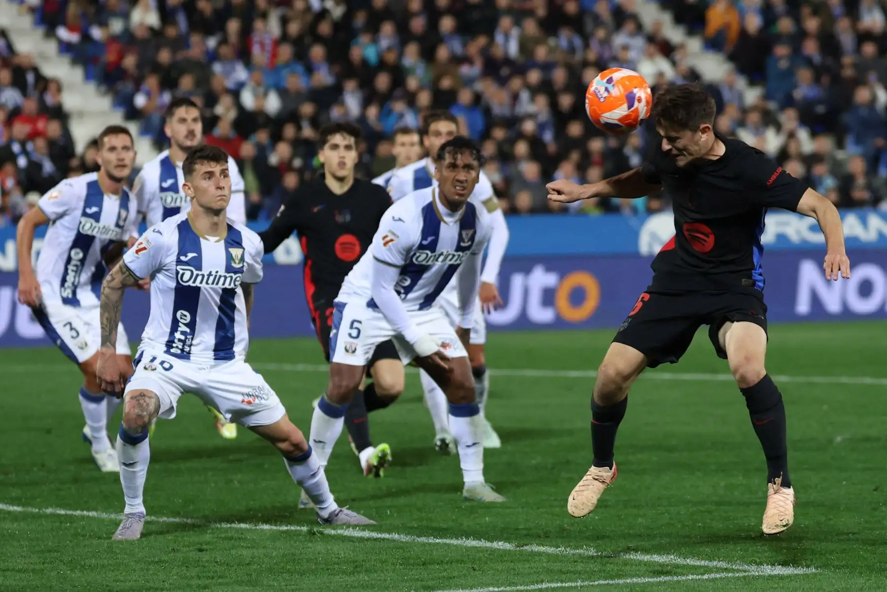 El centrocampista español del Barcelona Pablo Gavi cabecea el balón durante el partido de la liga española entre el Club Deportivo Leganés SAD y el FC Barcelona. Foto: ANDINA/ AFP