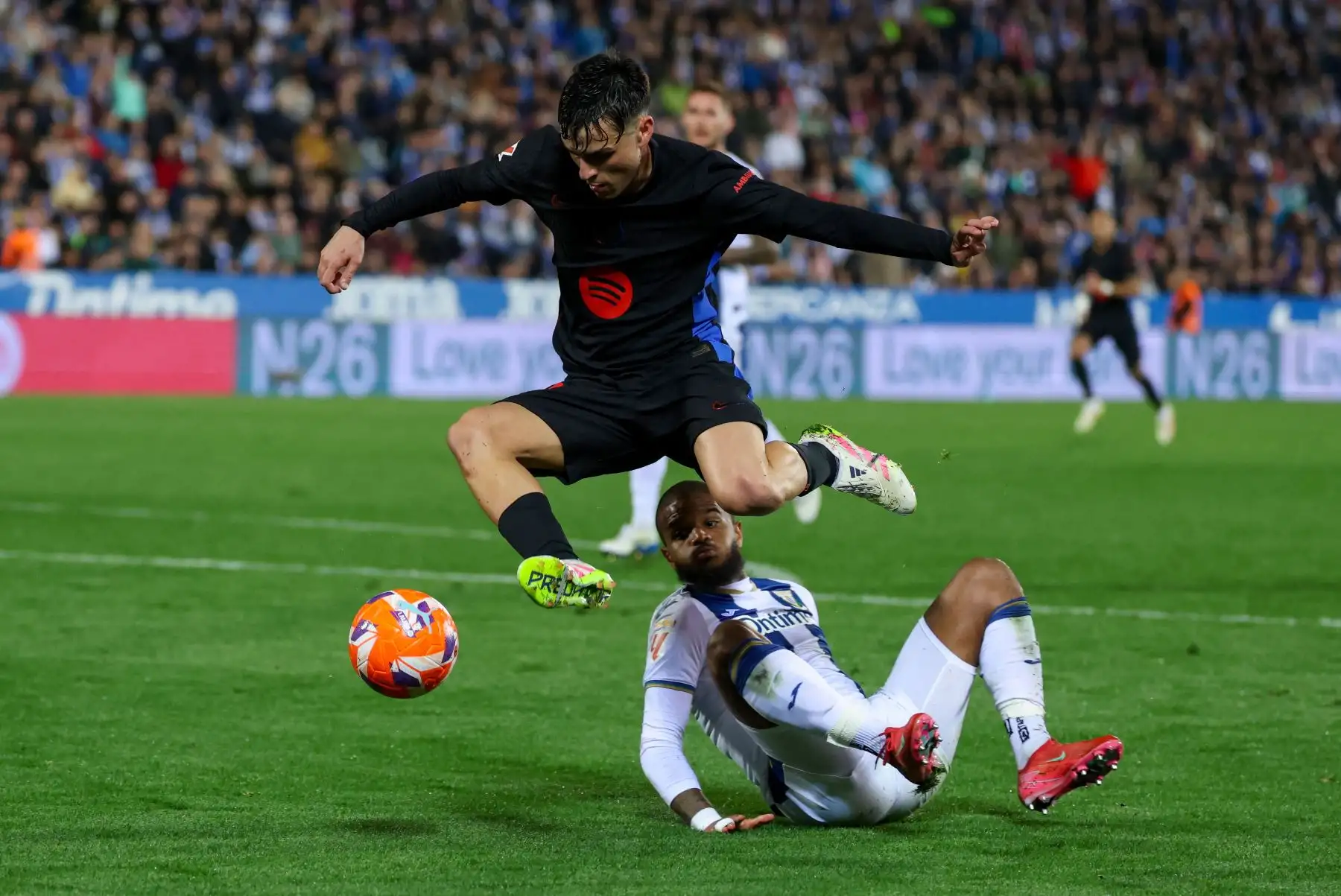 El centrocampista español del Barcelona Pedri salta sobre el defensa francés del Leganés, Valentin Rosier, durante el partido de la liga española entre el Club Deportivo Leganés SAD y el FC Barcelona. Foto: ANDINA/AFP