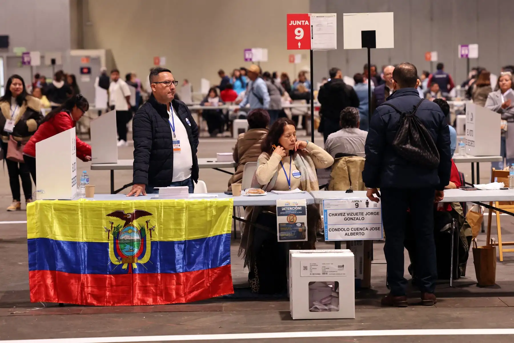 Los ecuatorianos residentes en España emitieron sus votos para la segunda vuelta de las elecciones presidenciales en el centro de congresos IFEMA de Madrid. Foto: ANDINA/AFP