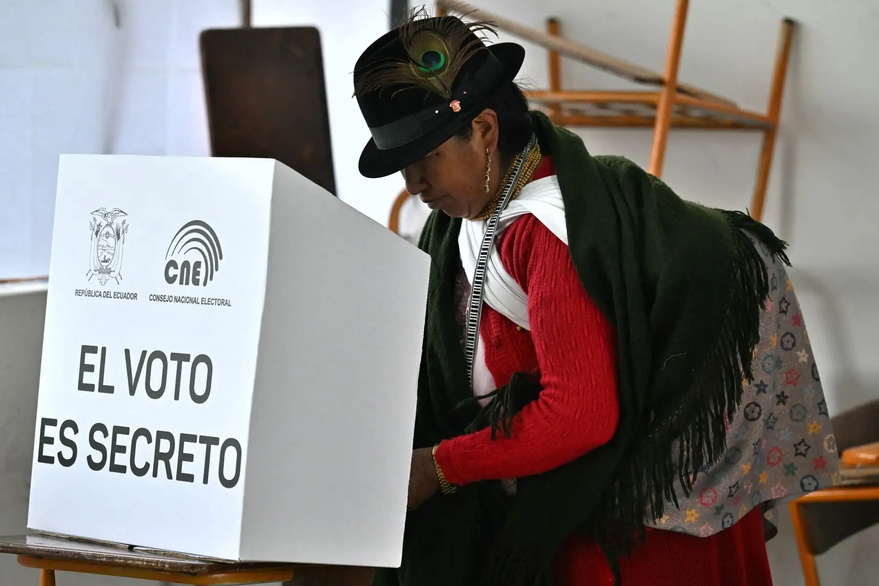 Una mujer indígena kichwa kayambi ecuatoriana emite su voto durante la segunda vuelta de las elecciones presidenciales en Cangahua, provincia de Pichincha, Ecuador. Foto: ANDINA/ AFP