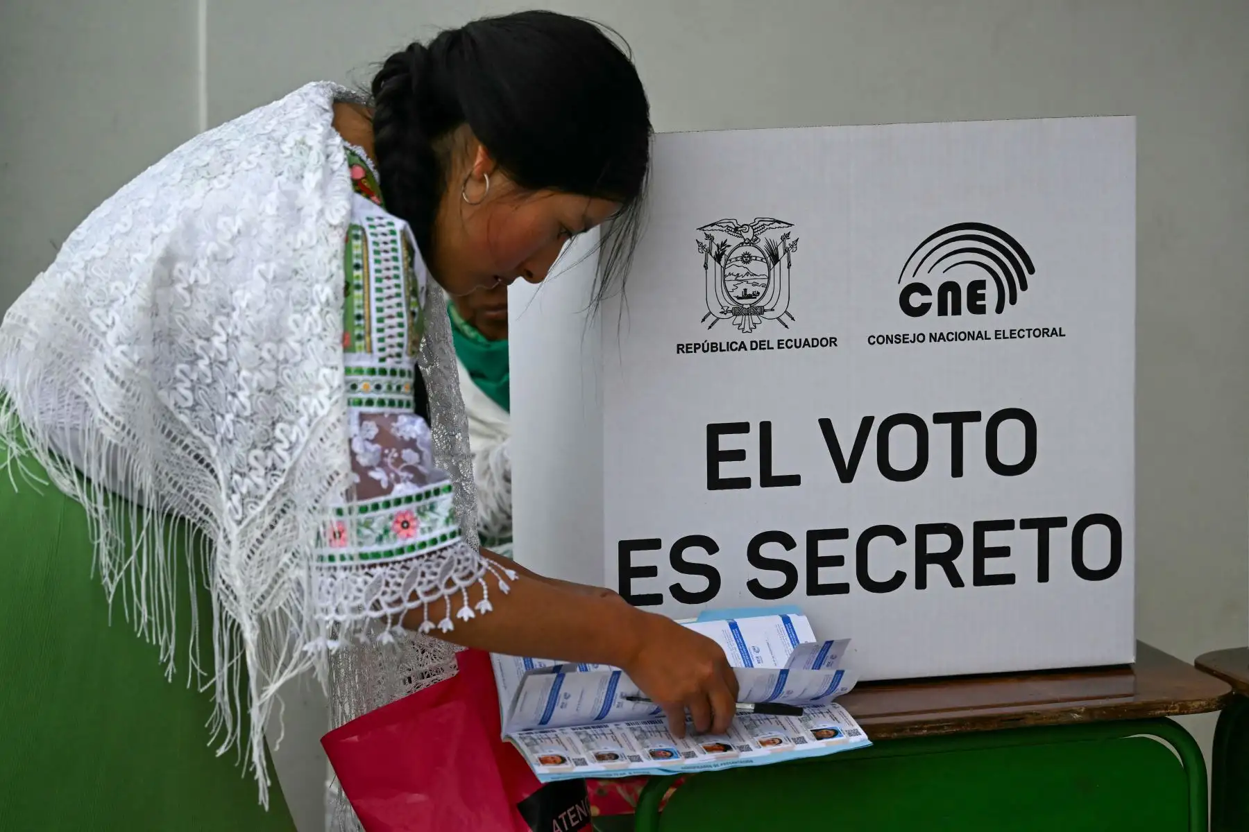 Una mujer indígena kichwa kayambi ecuatoriana emite su voto durante la segunda vuelta de las elecciones presidenciales en Cangahua, provincia de Pichincha, Ecuador. Foto: ANDINA/ AFP