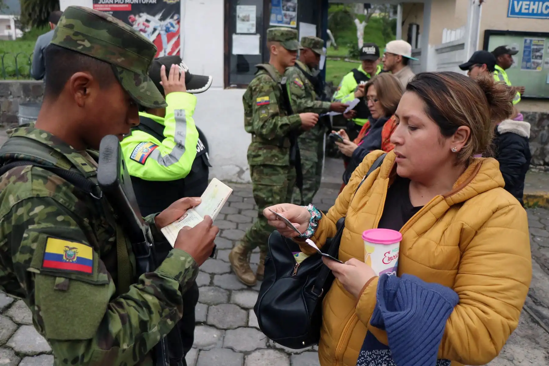Soldados ecuatorianos ayudan a los votantes en un colegio electoral durante la segunda vuelta de las elecciones presidenciales, en Quito. Foto: ANDINA/AFP