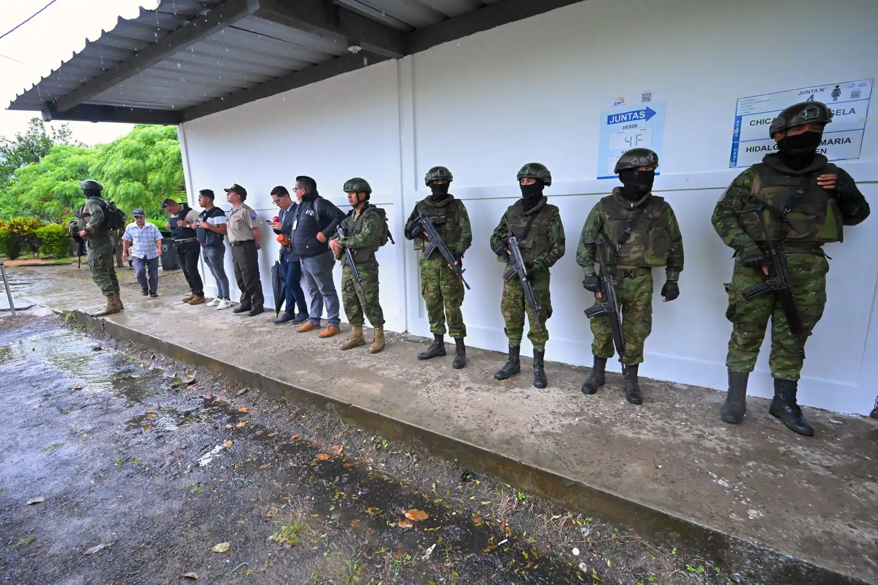 Soldados hacen guardia en un colegio electoral durante la segunda vuelta de las elecciones presidenciales en Canuto, provincia de Manabí, Ecuador. Foto: ANDINA/AFP