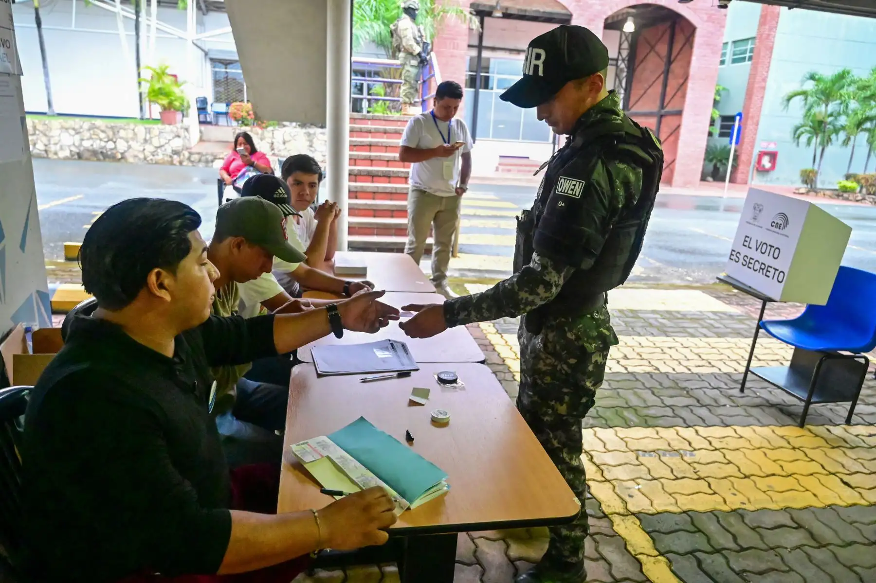 Un policía se prepara para votar en un colegio electoral durante la segunda vuelta de las elecciones presidenciales en Guayaquil, provincia del Guayas, Ecuador. Foto. ANDINA/AFP