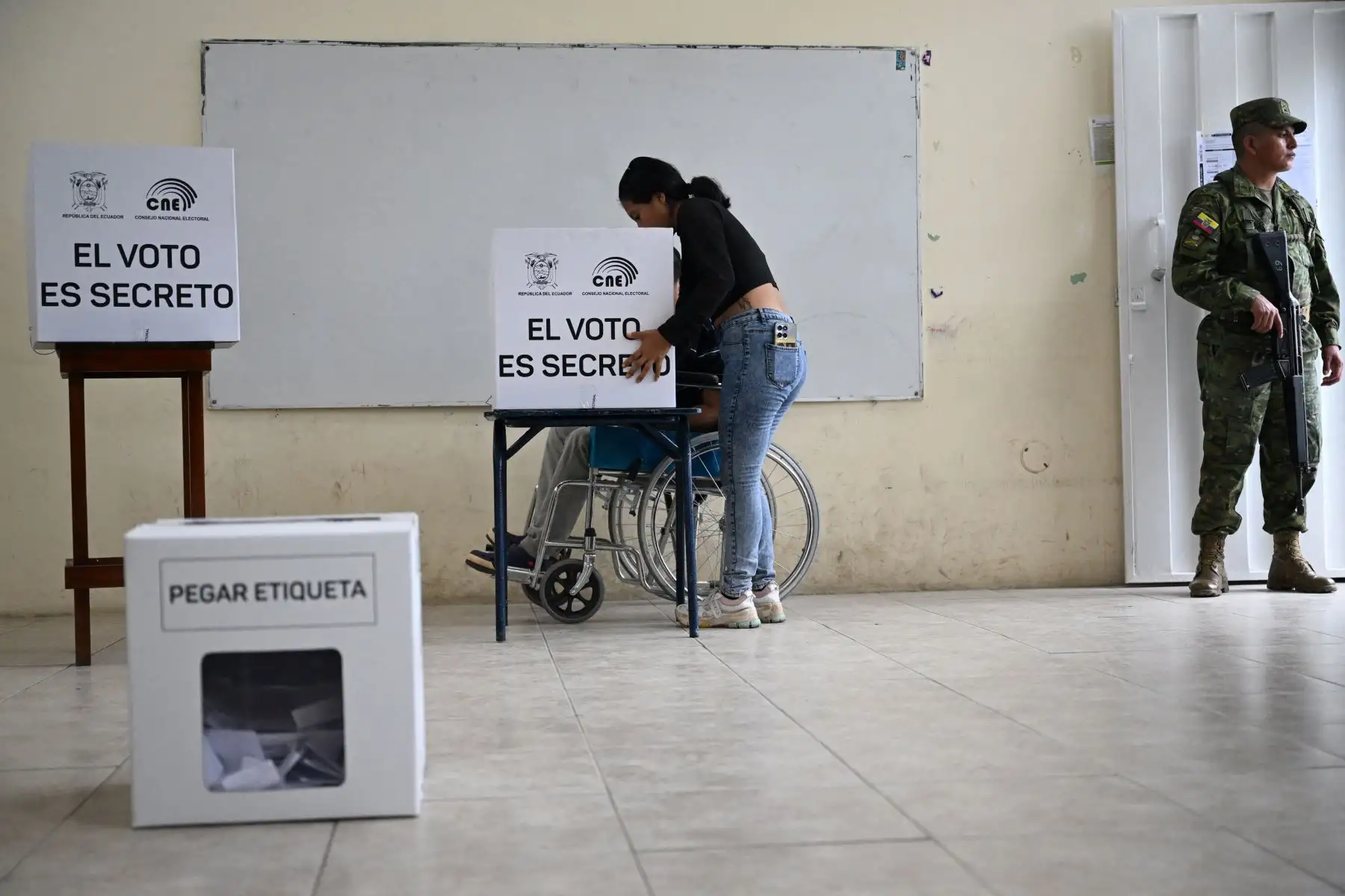 Un hombre emite su voto en un colegio electoral durante la segunda vuelta de las elecciones presidenciales en Olón, provincia de Santa Elena, Ecuador. Foto: ANDINA/AFP