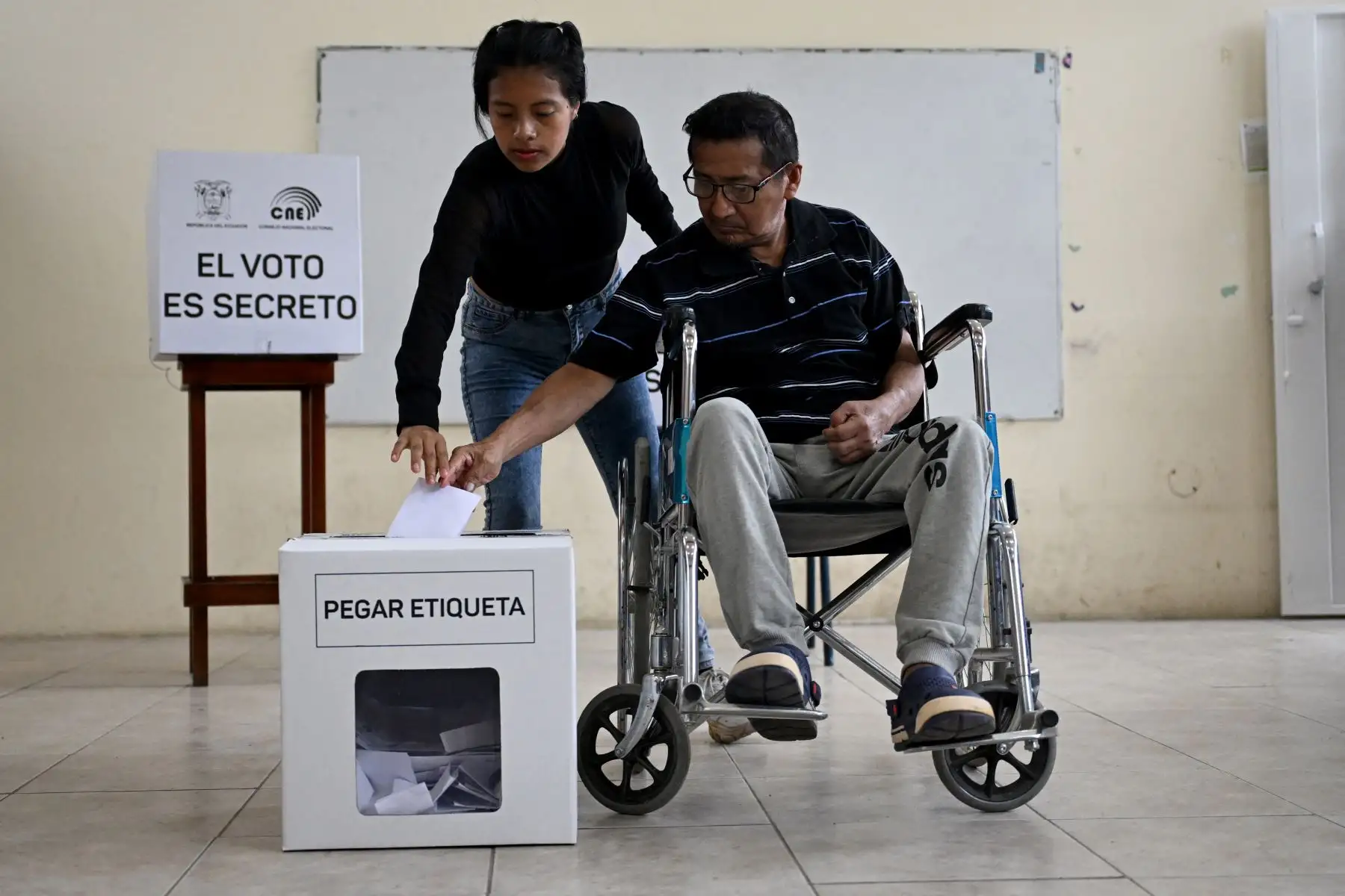 Un policía emite su voto en un colegio electoral durante la segunda vuelta de las elecciones presidenciales en Olón, provincia de Santa Elena, Ecuador. Foto: ANDINA/AFP