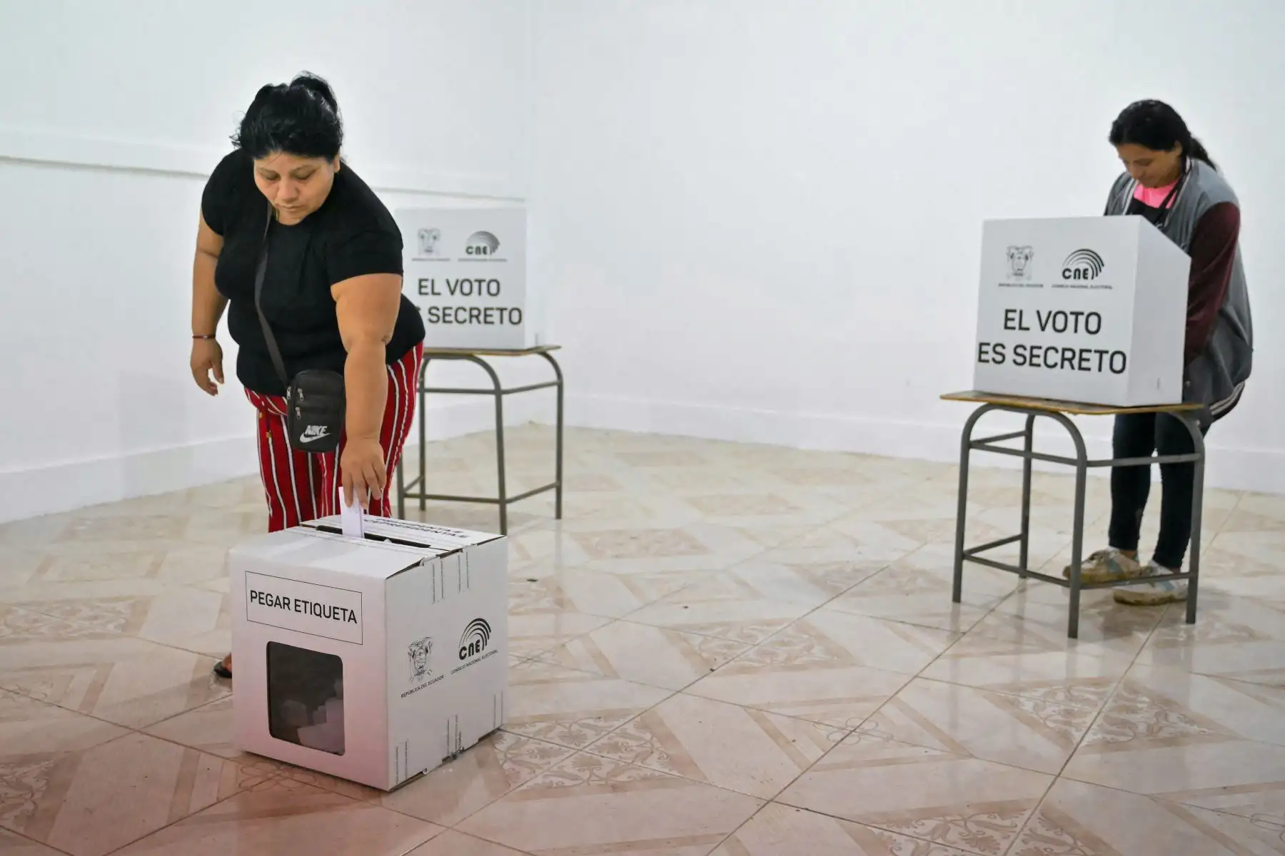 Mujeres votan en un colegio electoral durante la segunda vuelta de las elecciones presidenciales en Canuto, provincia de Manabí, Ecuador. Foto: ANDINA/AFP