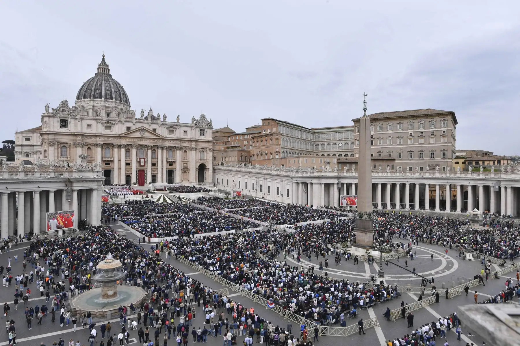Esta foto, tomada y distribuida en Vatican Media, muestra la Plaza de San Pedro durante la misa del Domingo de Ramos en el Vaticano. Foto. ANDINA/ AFP