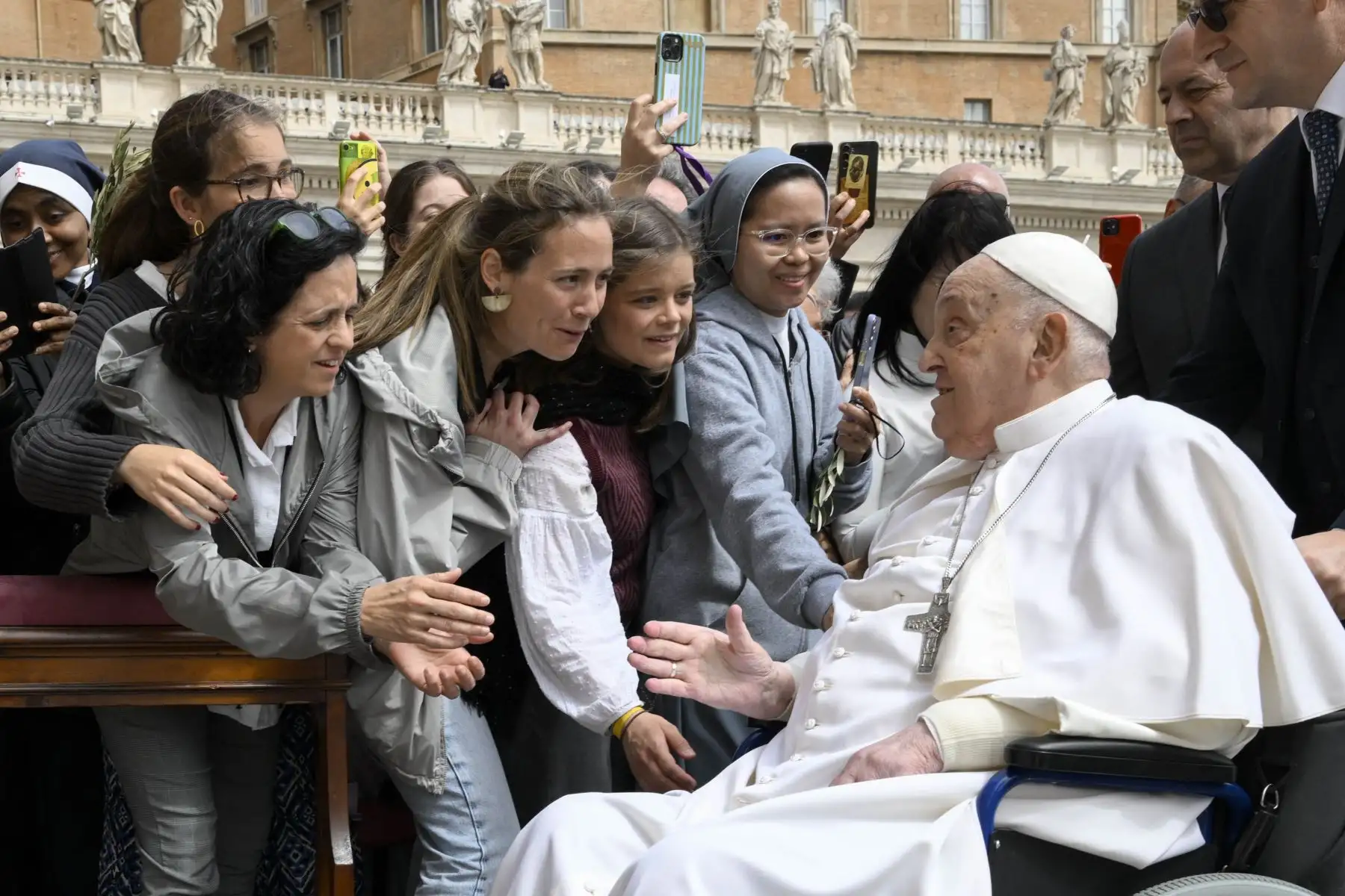 Esta foto, tomada y distribuida en Vatican Media, muestra al Papa Francisco durante una aparición sorpresa al final de la misa del Domingo de Ramos en el Vaticano. Foto: ANDINA/AFP