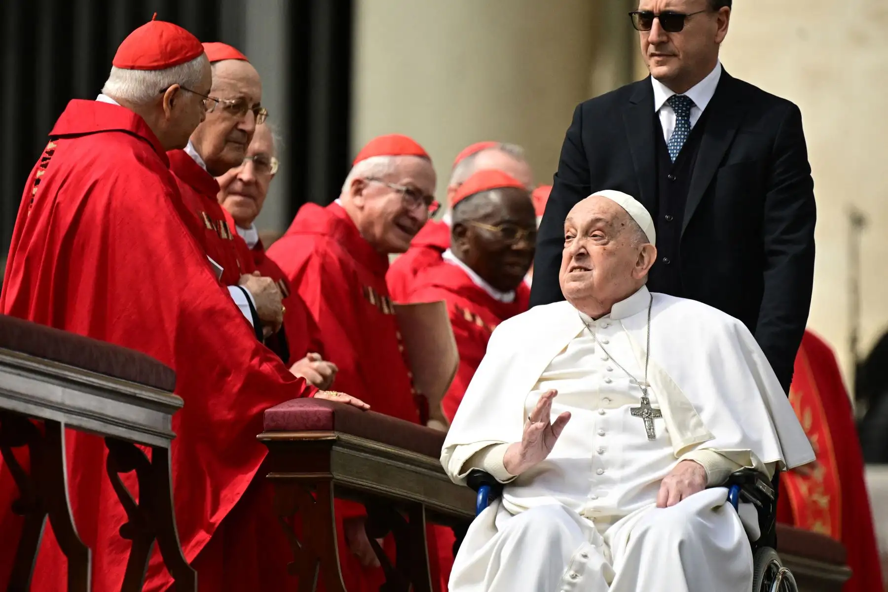 El papa Francisco saluda a los cardenales durante una aparición sorpresa al final de la misa del Domingo de Ramos en la plaza de San Pedro en el Vaticano. Foto: ANDINA/AFP